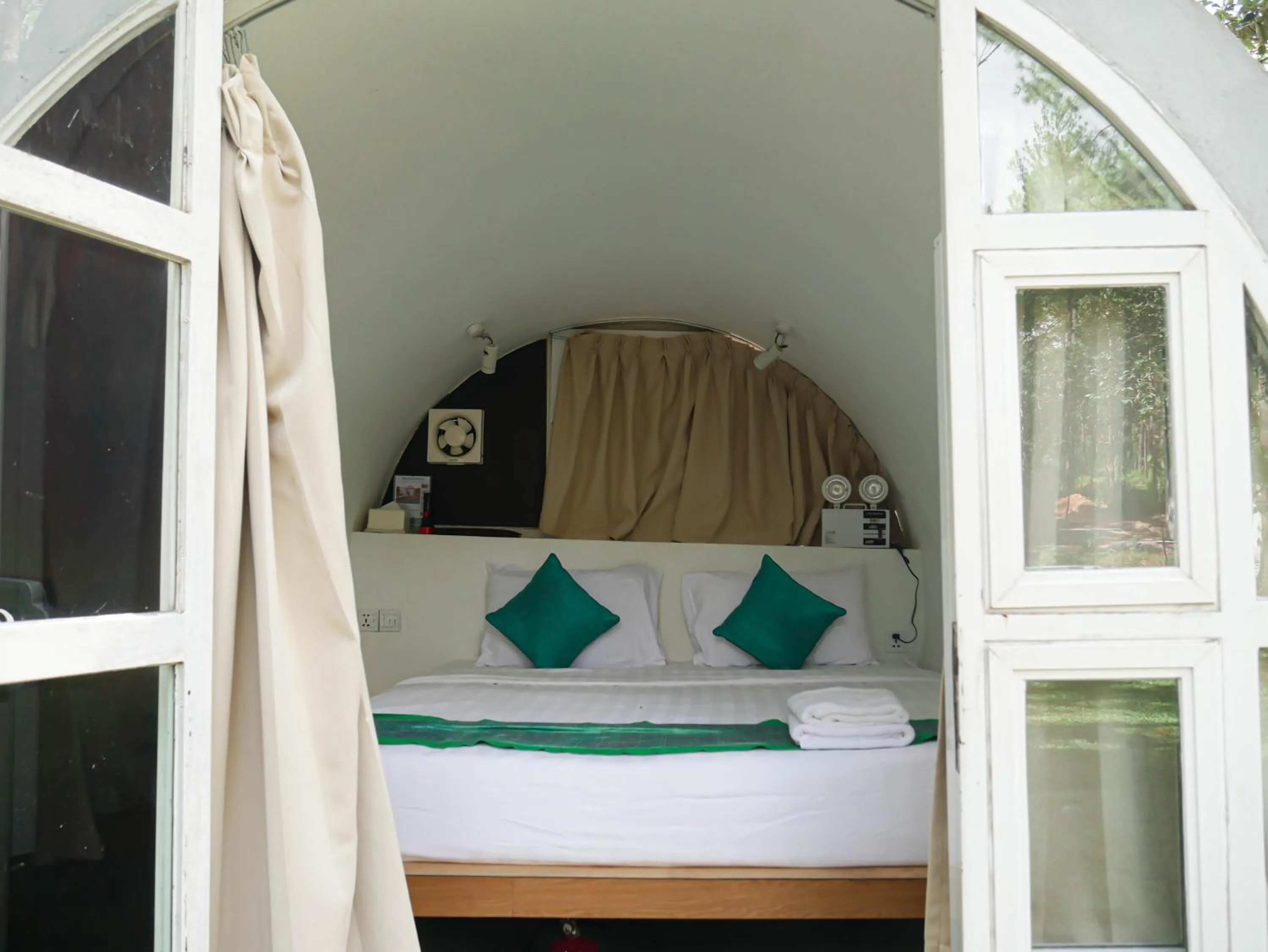 Bedroom, Bed in vKirirom Pine Resort