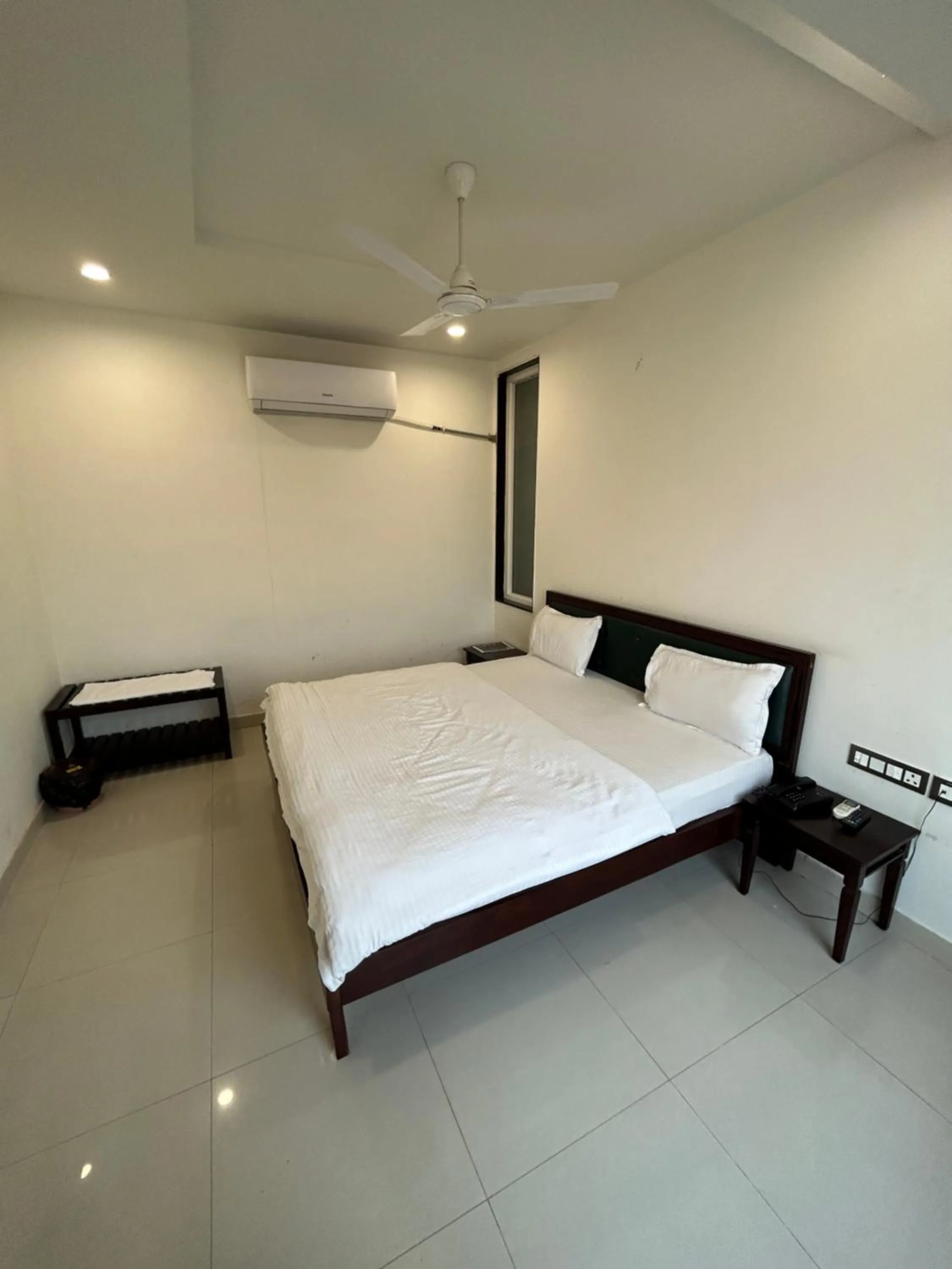 Bed in Hotel Giriraj Palace