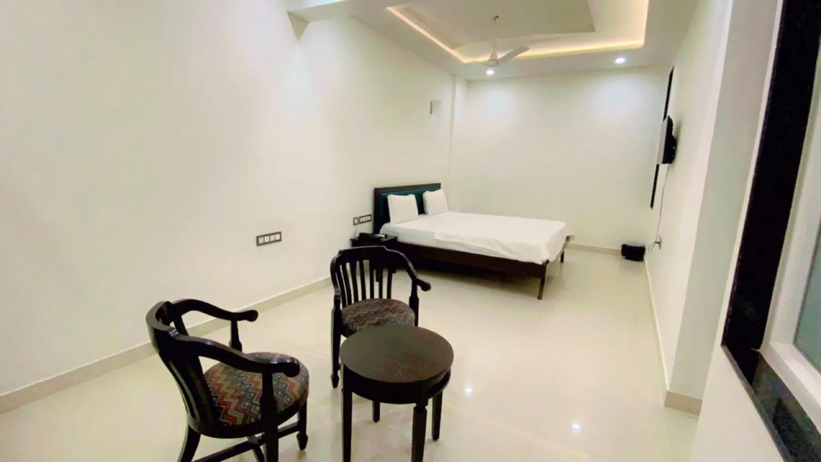 Bed in Hotel Giriraj Palace