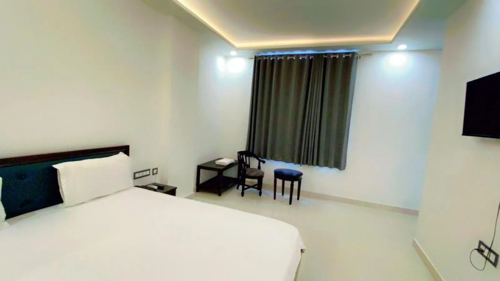 Photo of the whole room, Bed in Hotel Giriraj Palace