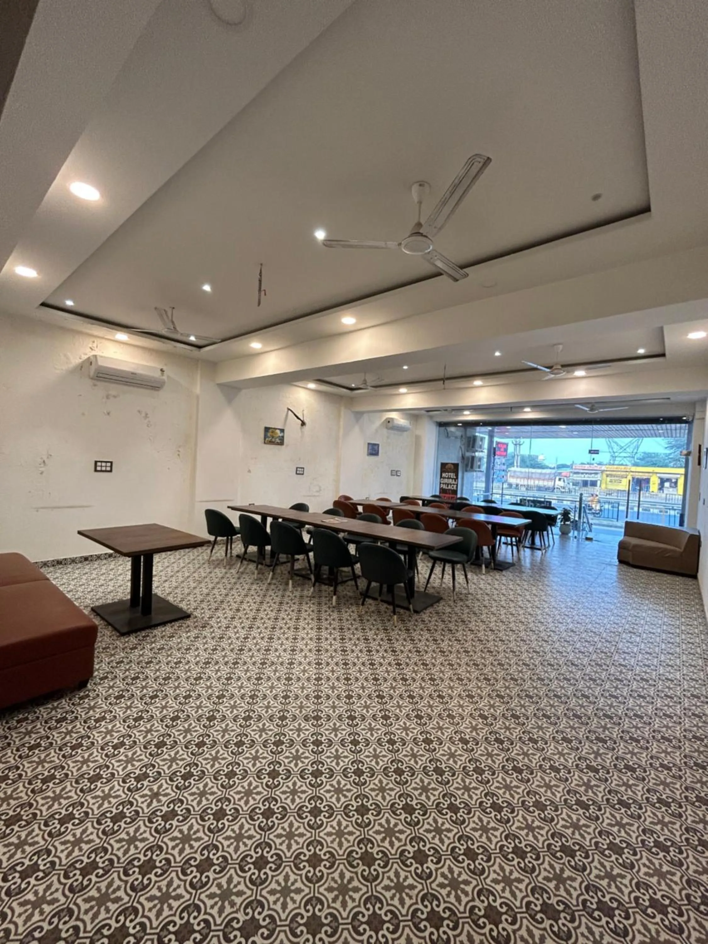 Restaurant/places to eat in Hotel Giriraj Palace