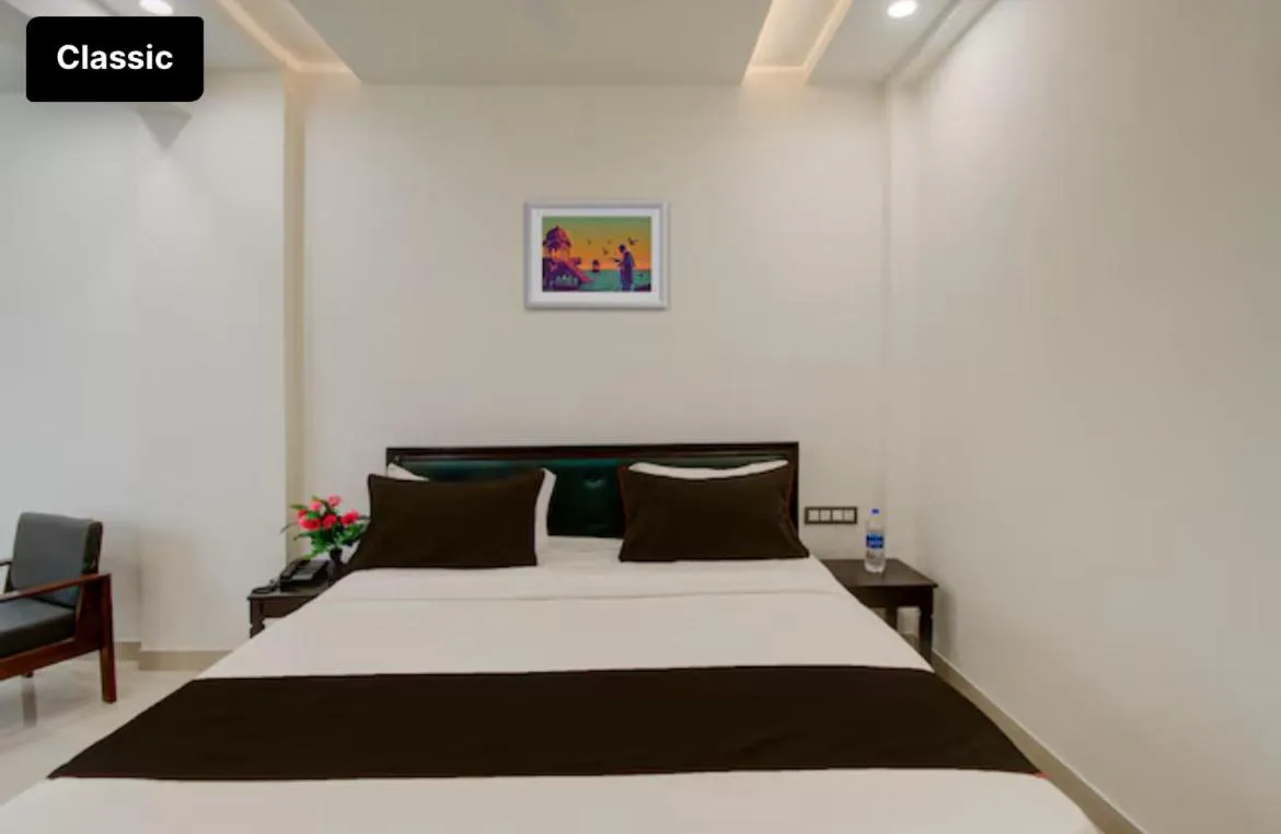 Bed in Hotel Giriraj Palace