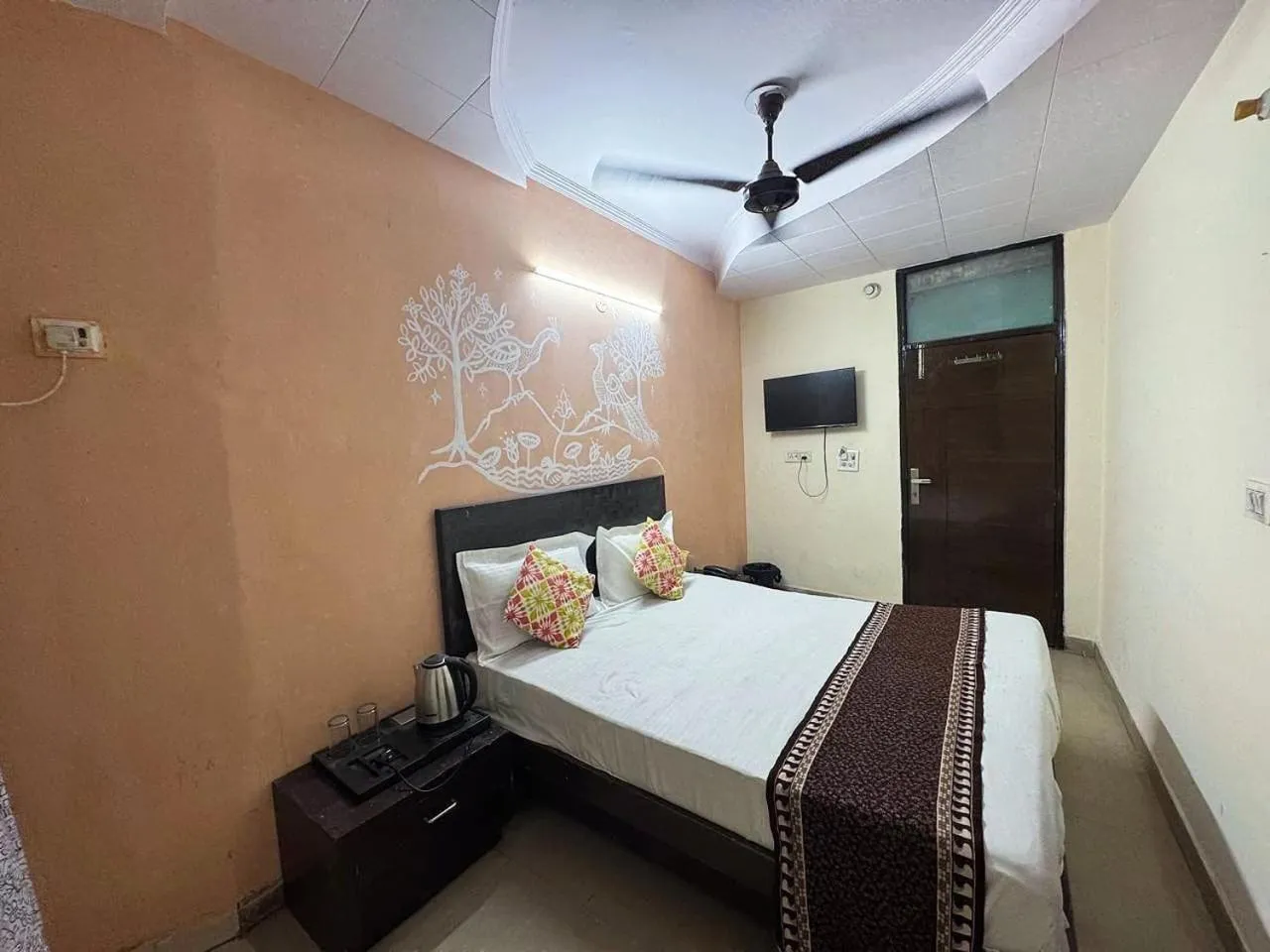 Bedroom, Bed in HOTEL DARPAN PALACE -New Delhi Railway Station