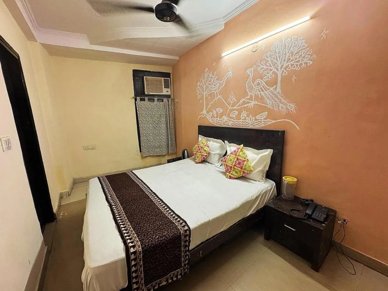 Bedroom, Bed in HOTEL DARPAN PALACE -New Delhi Railway Station