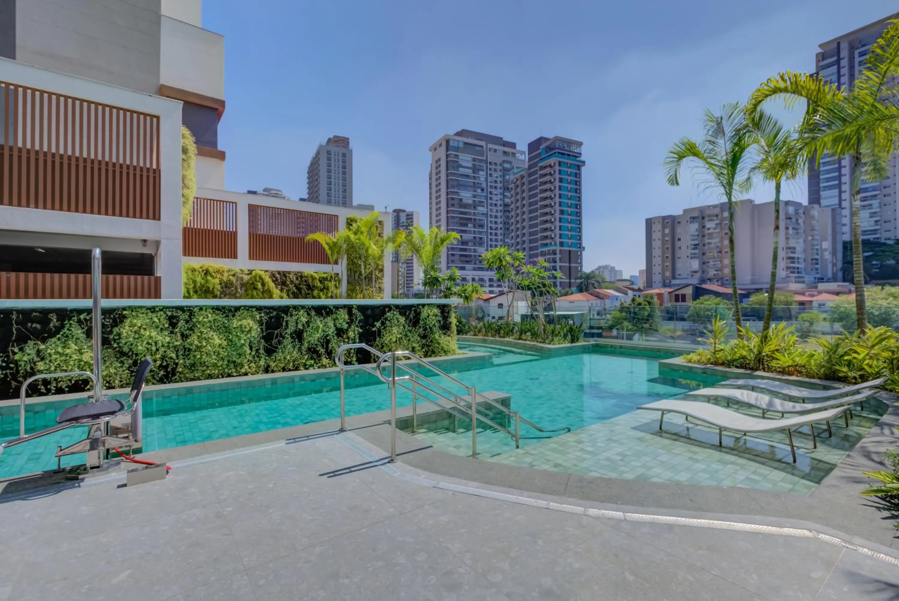 Swimming pool in Roomo Transamerica SP Brooklin Santo Amaro