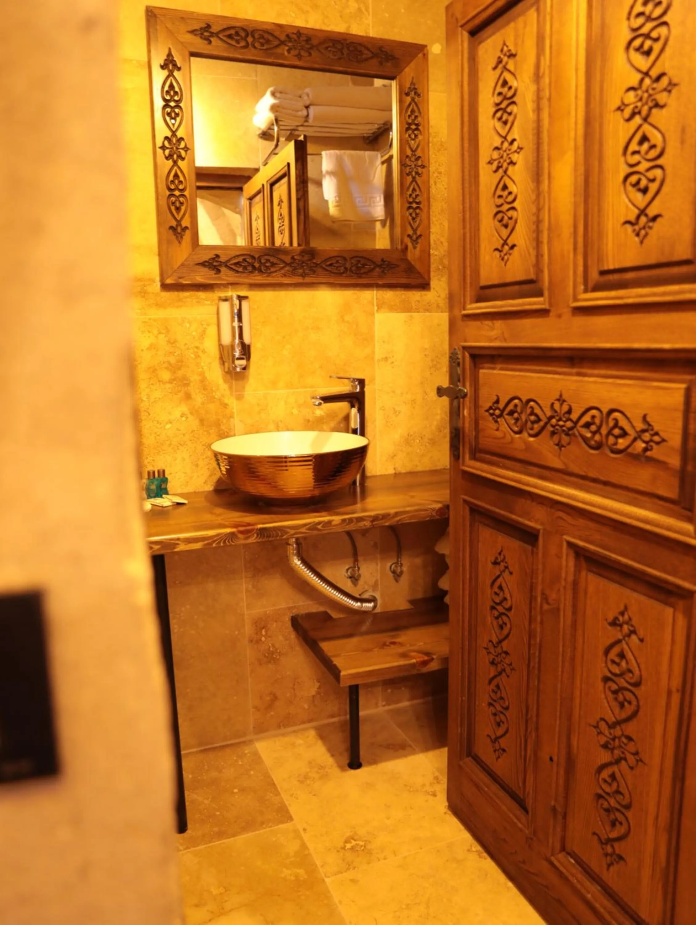 Toilet in Hira Cave Hotel