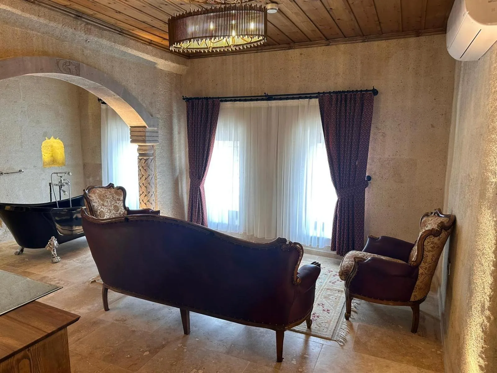 Bath in Hira Cave Hotel