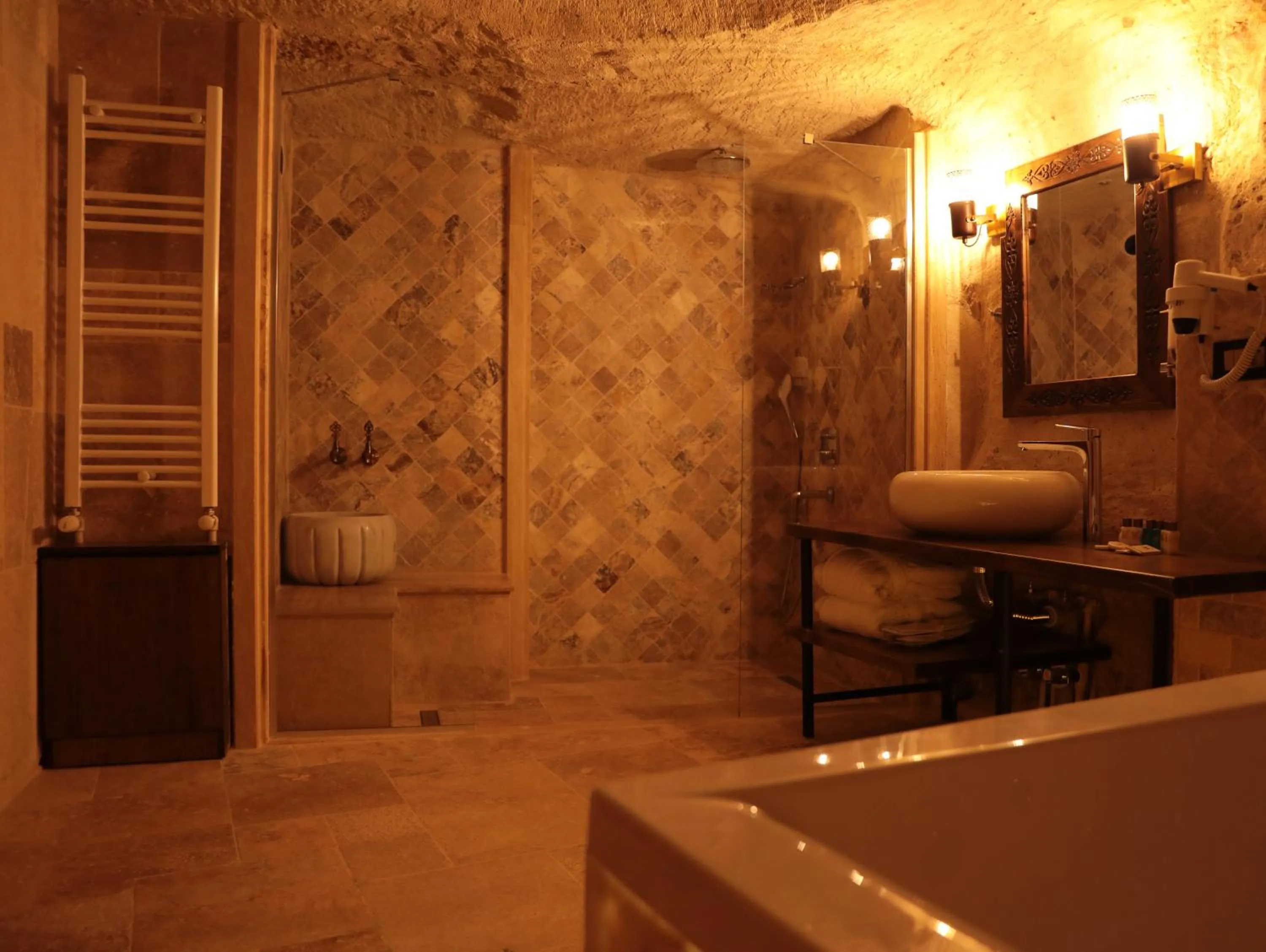 Shower in Hira Cave Hotel