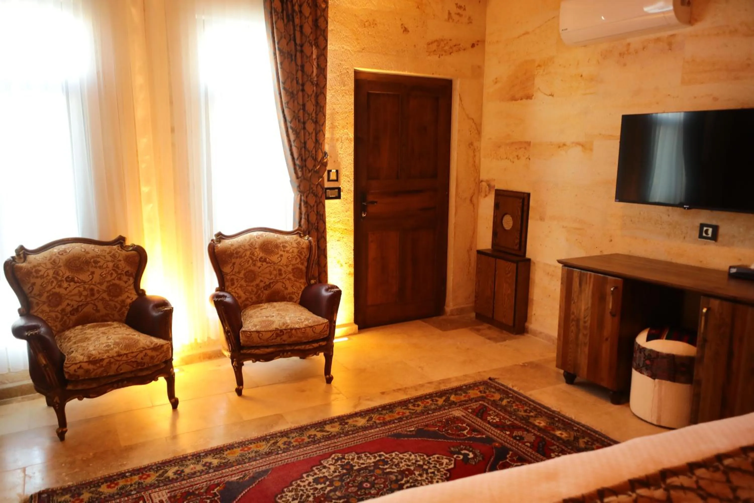 TV and multimedia in Hira Cave Hotel