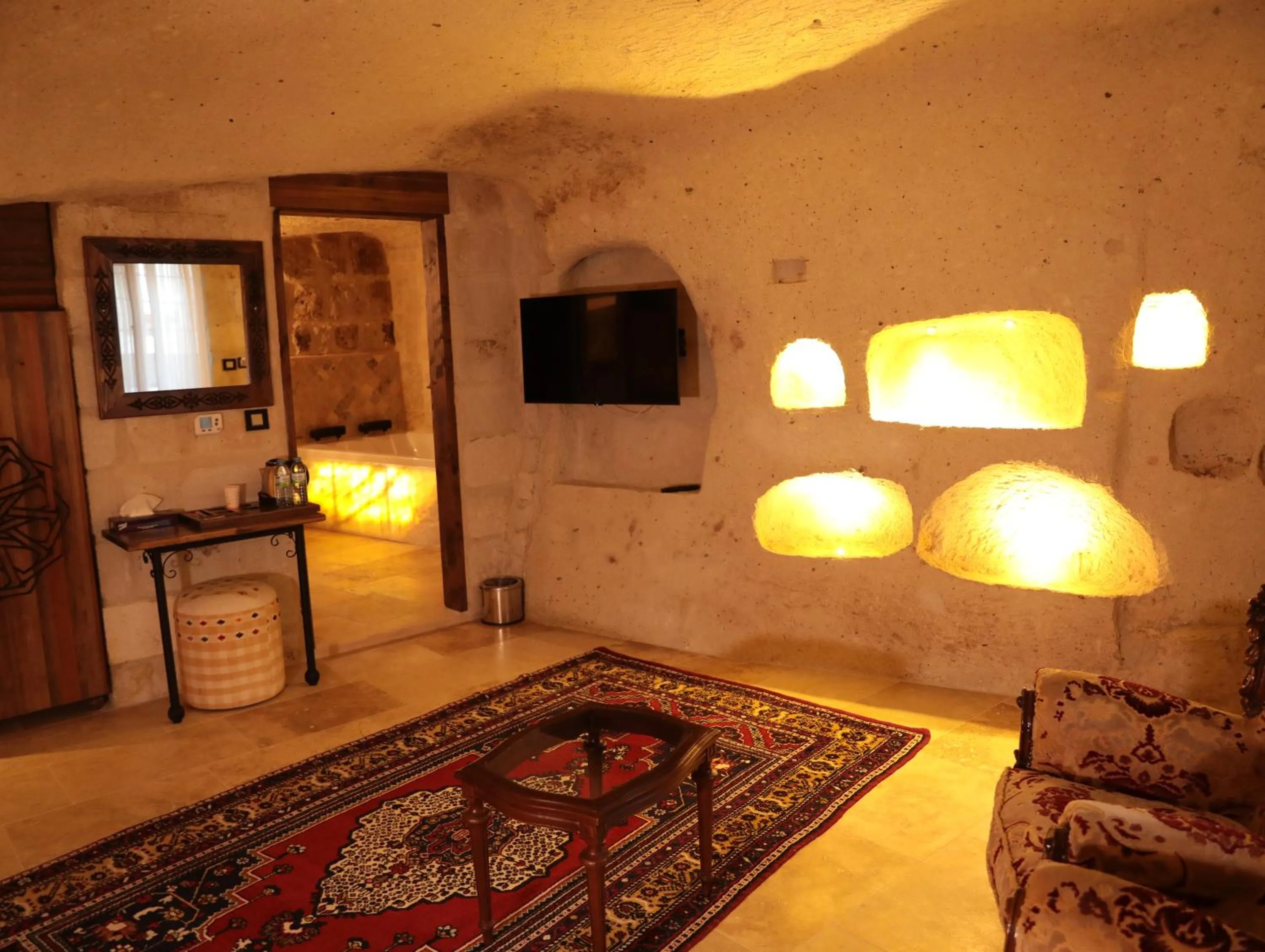 Communal lounge/ TV room in Hira Cave Hotel