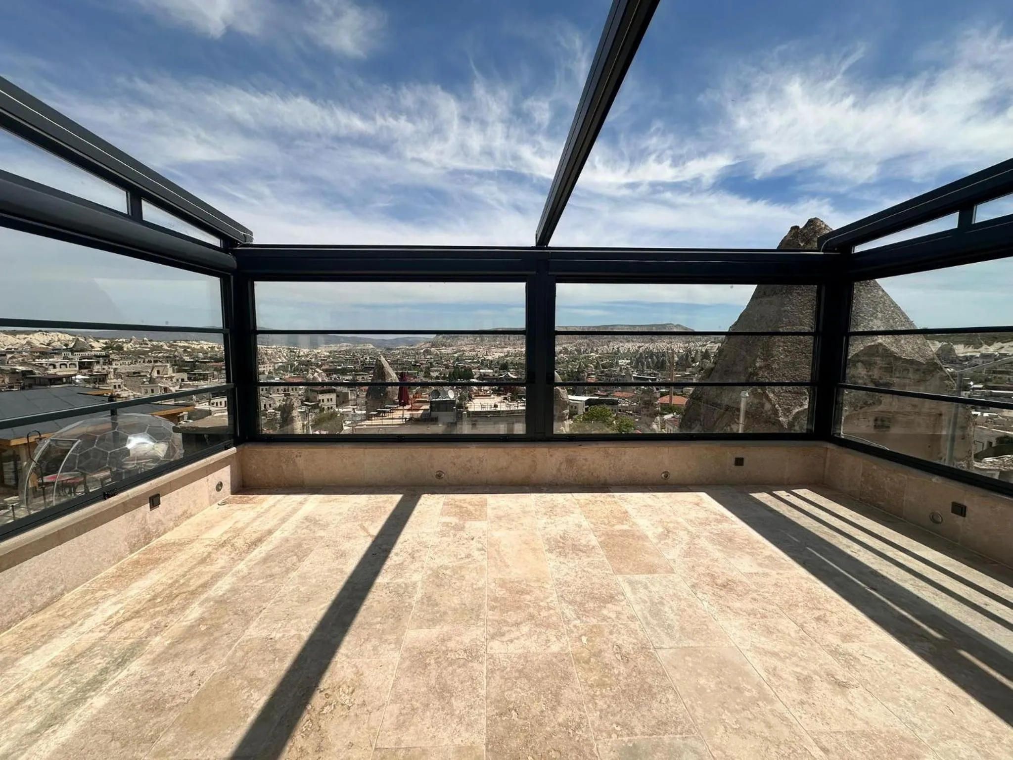 Restaurant/places to eat in Hira Cave Hotel