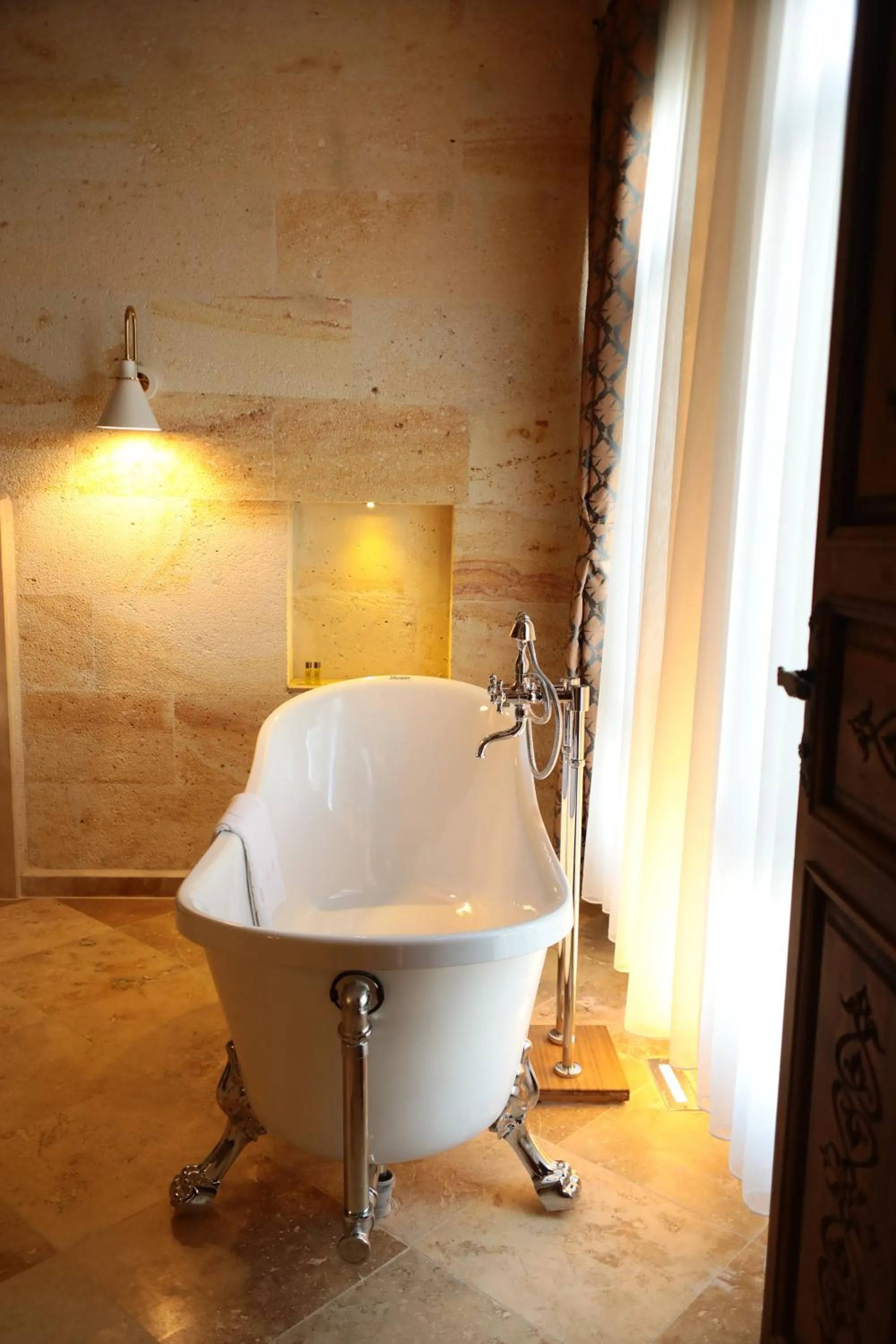 Hot Tub in Hira Cave Hotel