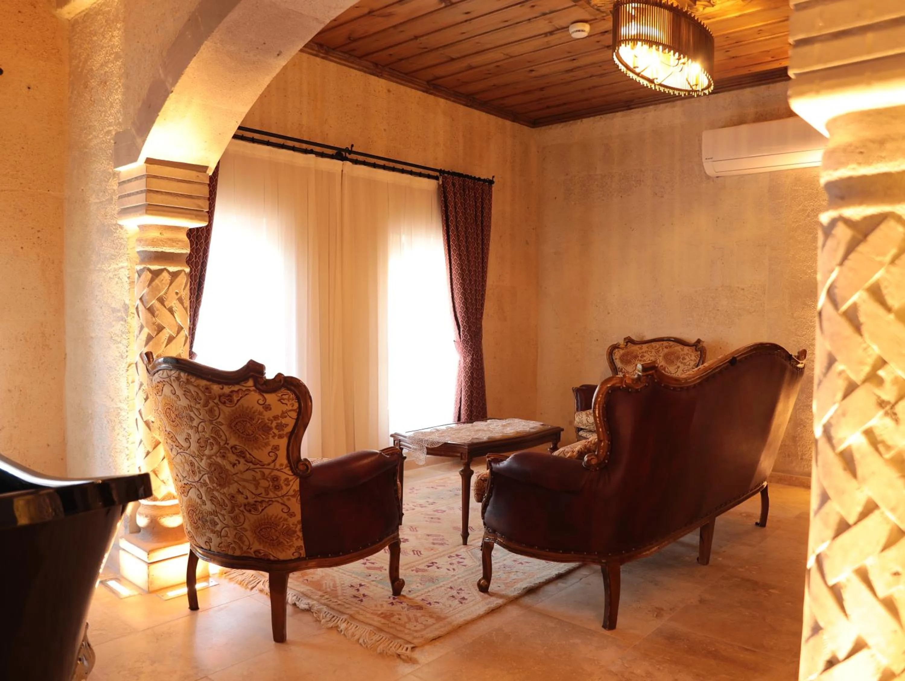 Living room in Hira Cave Hotel