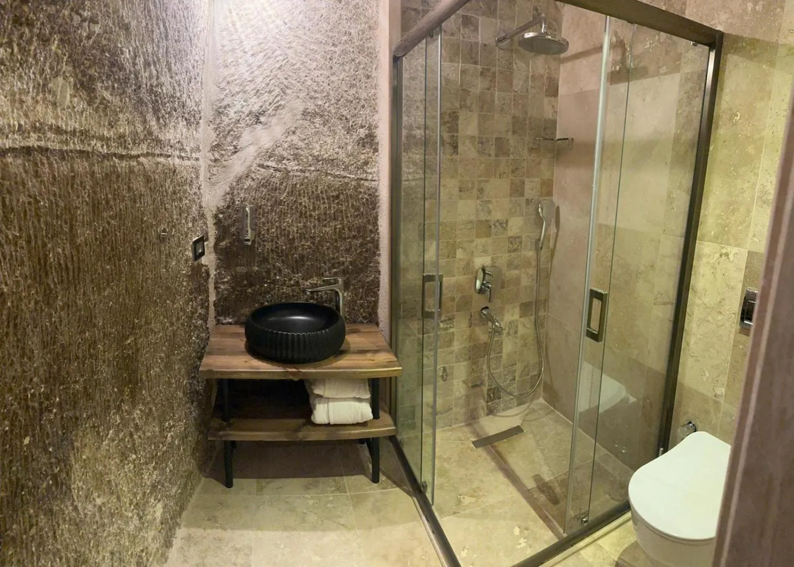 Toilet in Hira Cave Hotel