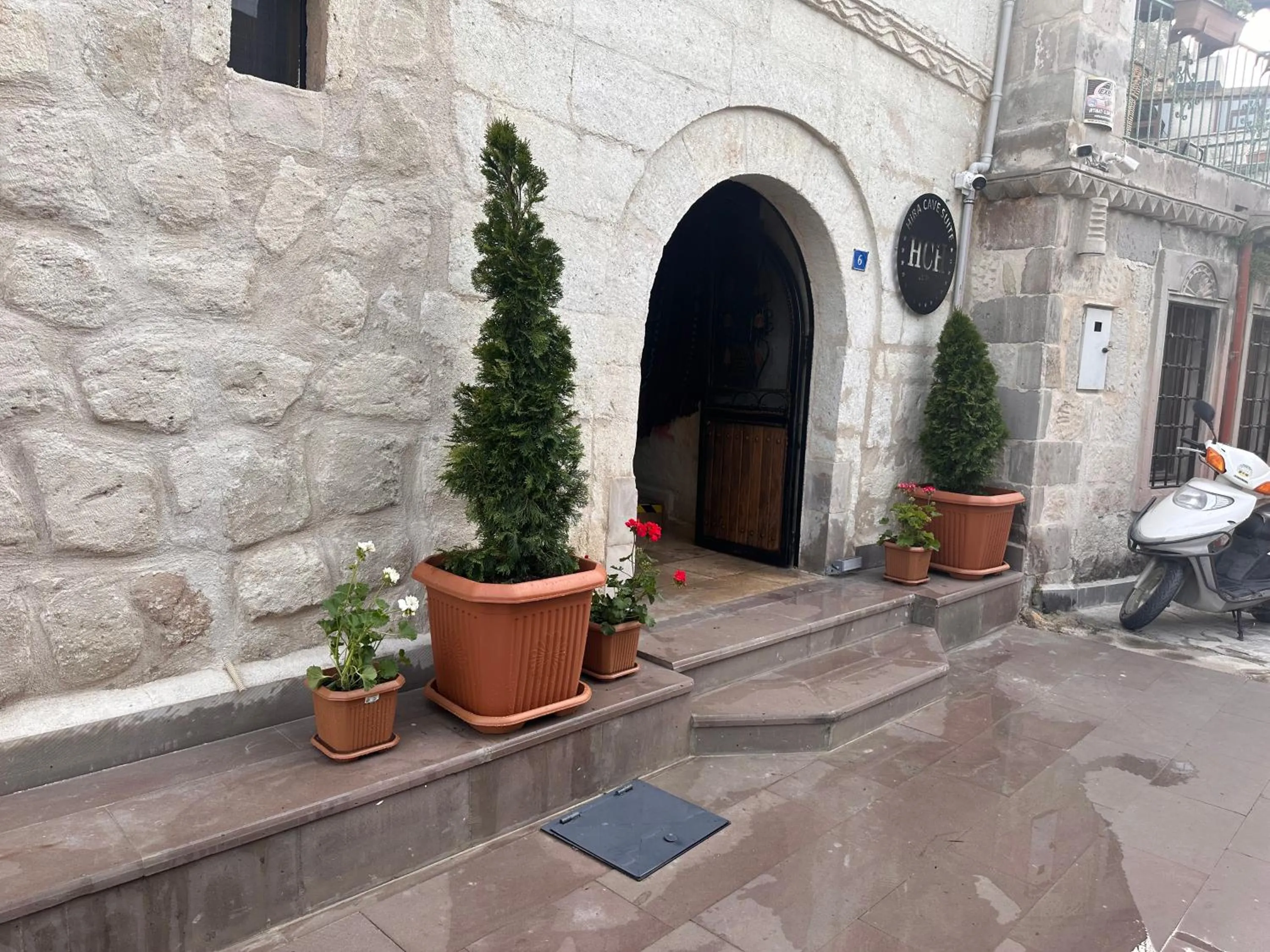 Facade/entrance in Hira Cave Hotel
