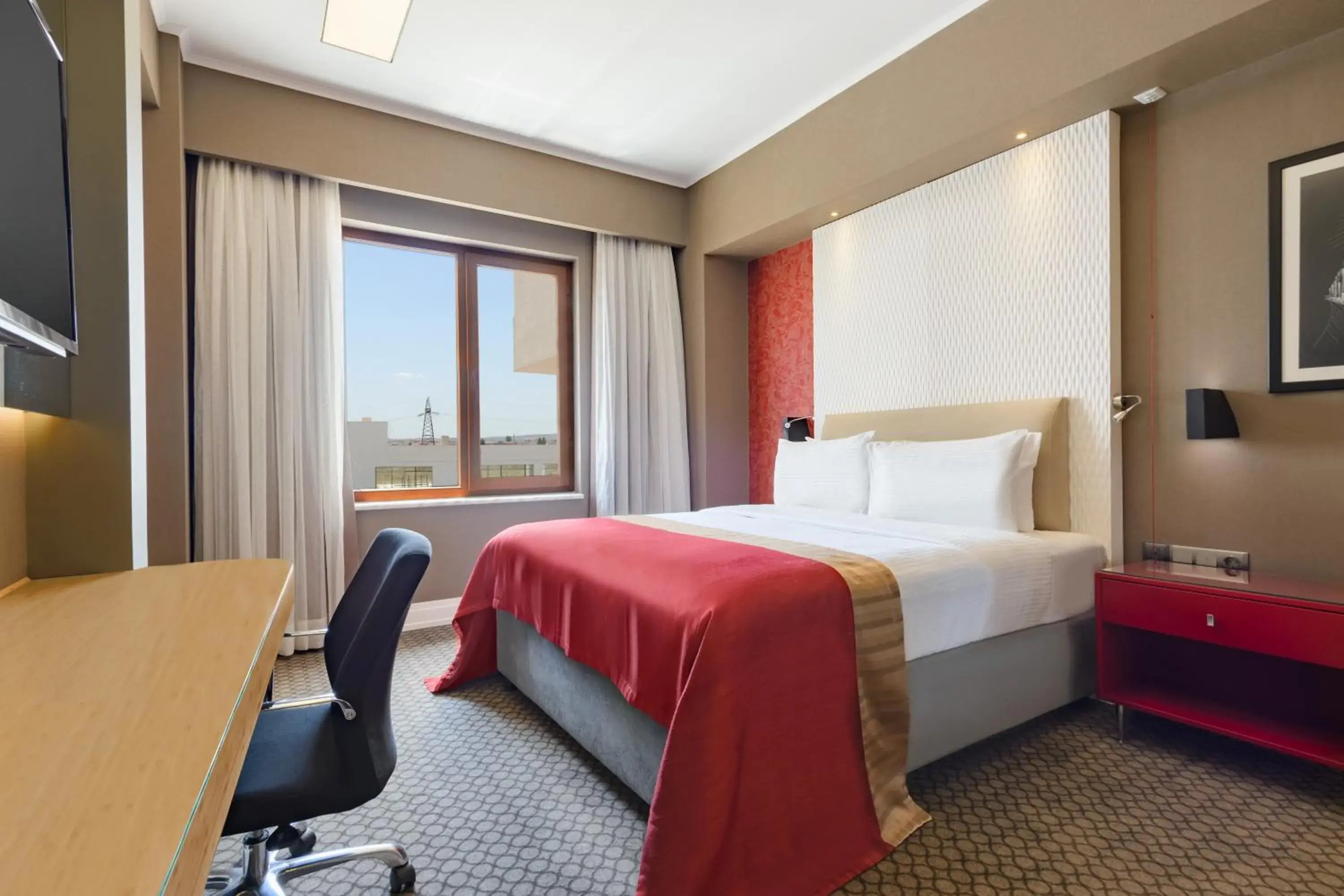 King Room with Roll-In Shower - single occupancy - Mobility Accessible/Smoking in Ramada Plaza by Wyndham Eskisehir King Room with Roll-In Shower - single occupancy - Mobility Accessible/Smoking in Ramada Plaza by Wyndham Eskisehir