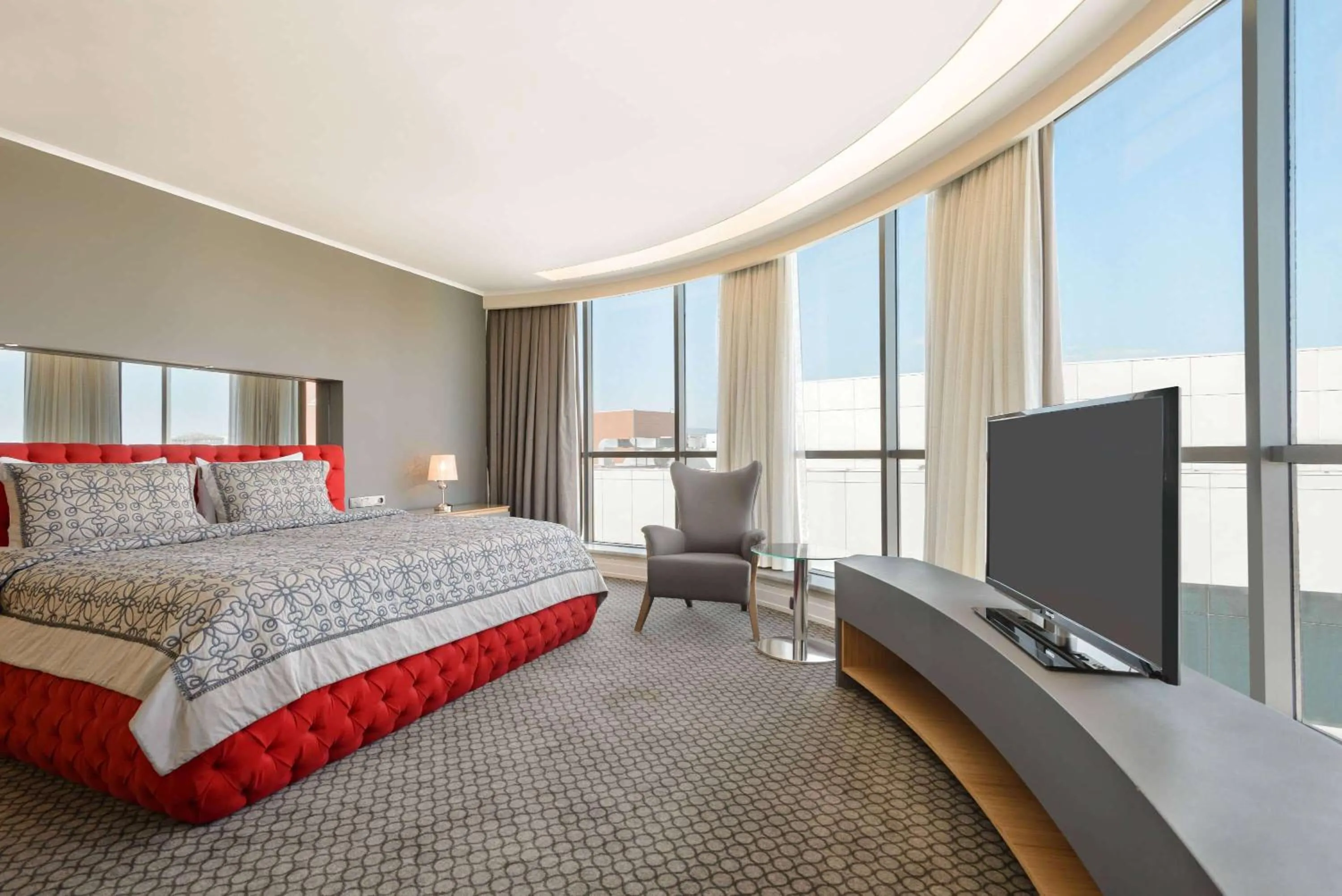 Photo of the whole room, Bed in Ramada Plaza by Wyndham Eskisehir