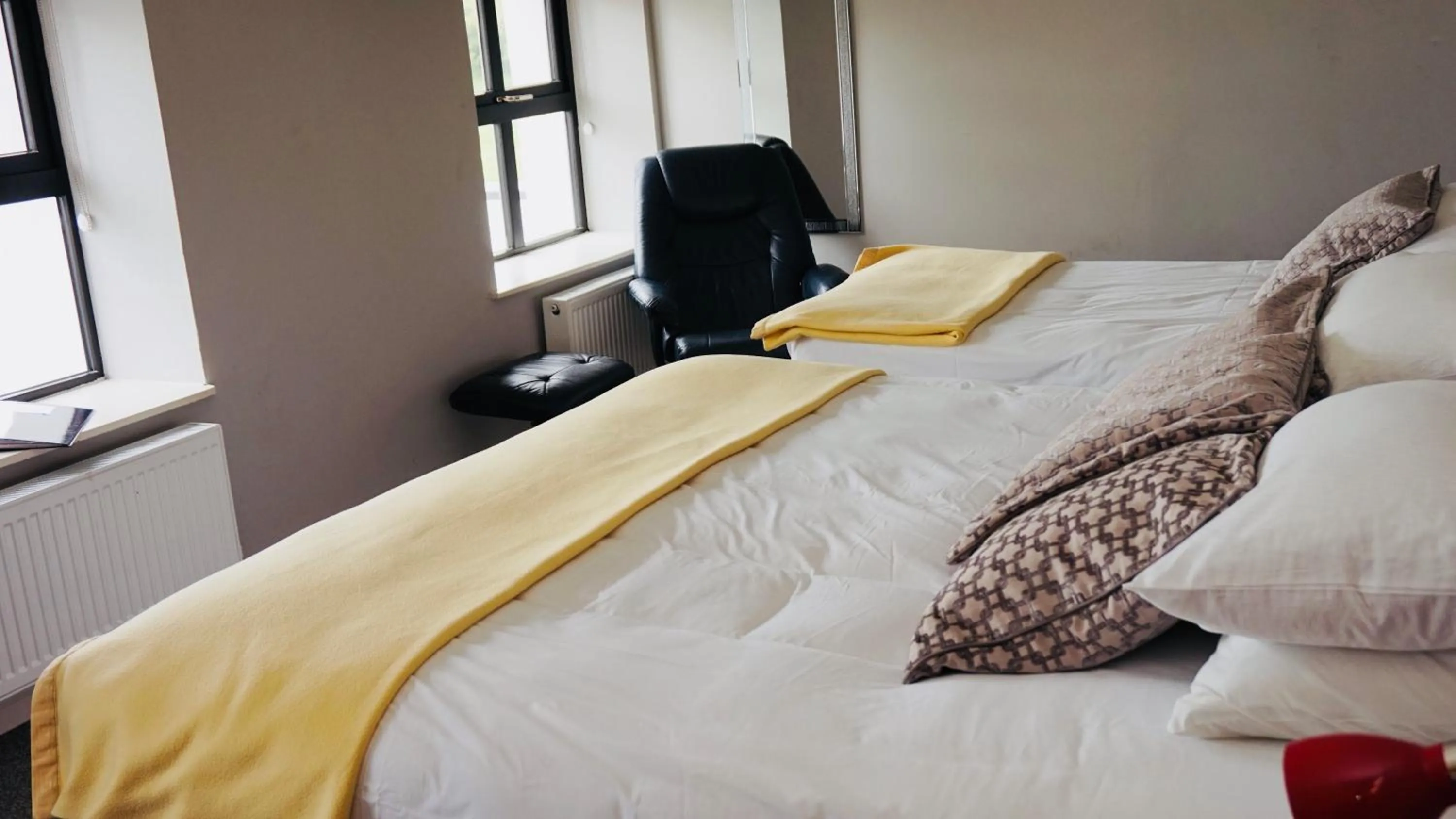 Photo of the whole room, Bed in Cartron House