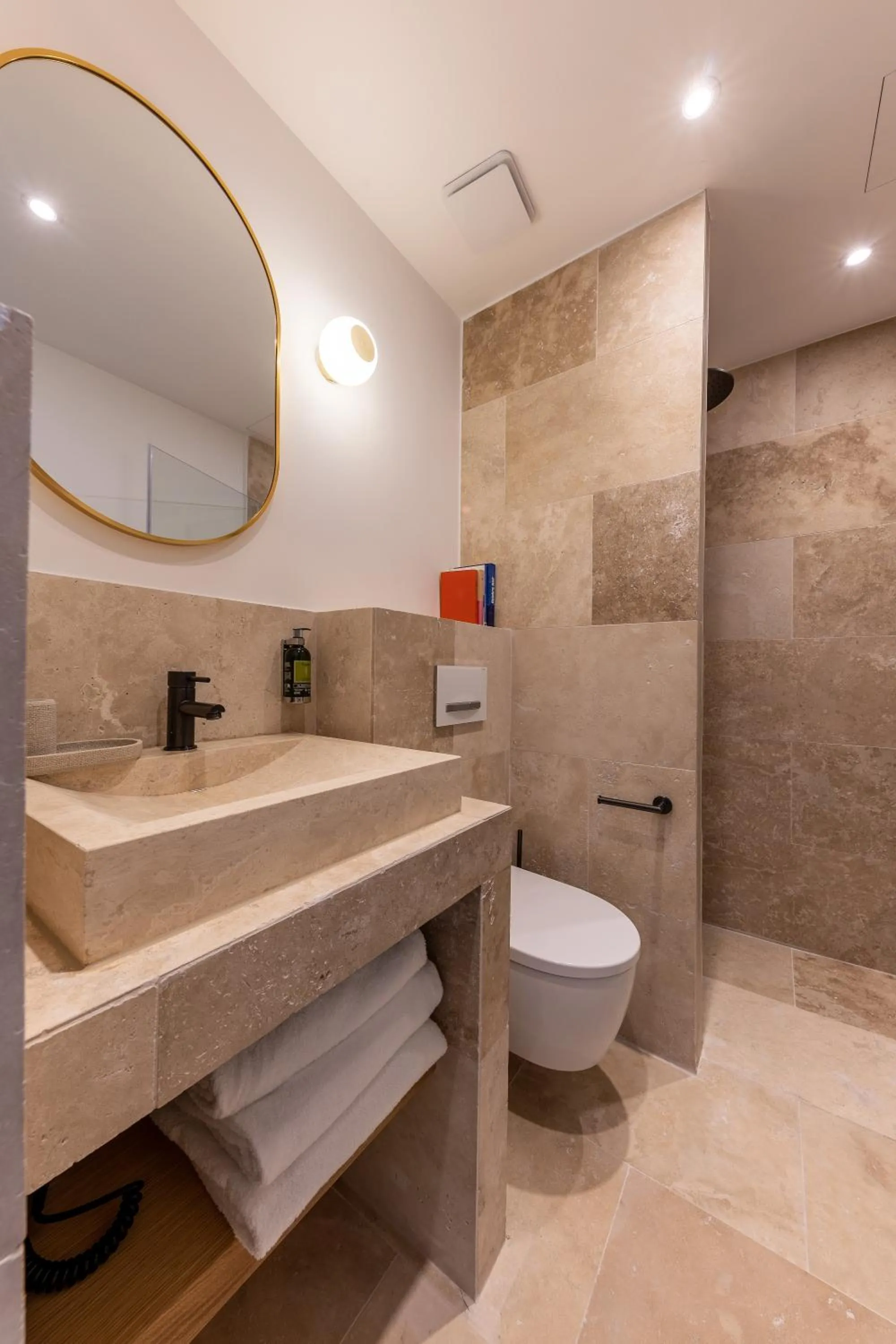 Shower in Quartier Libre Marais