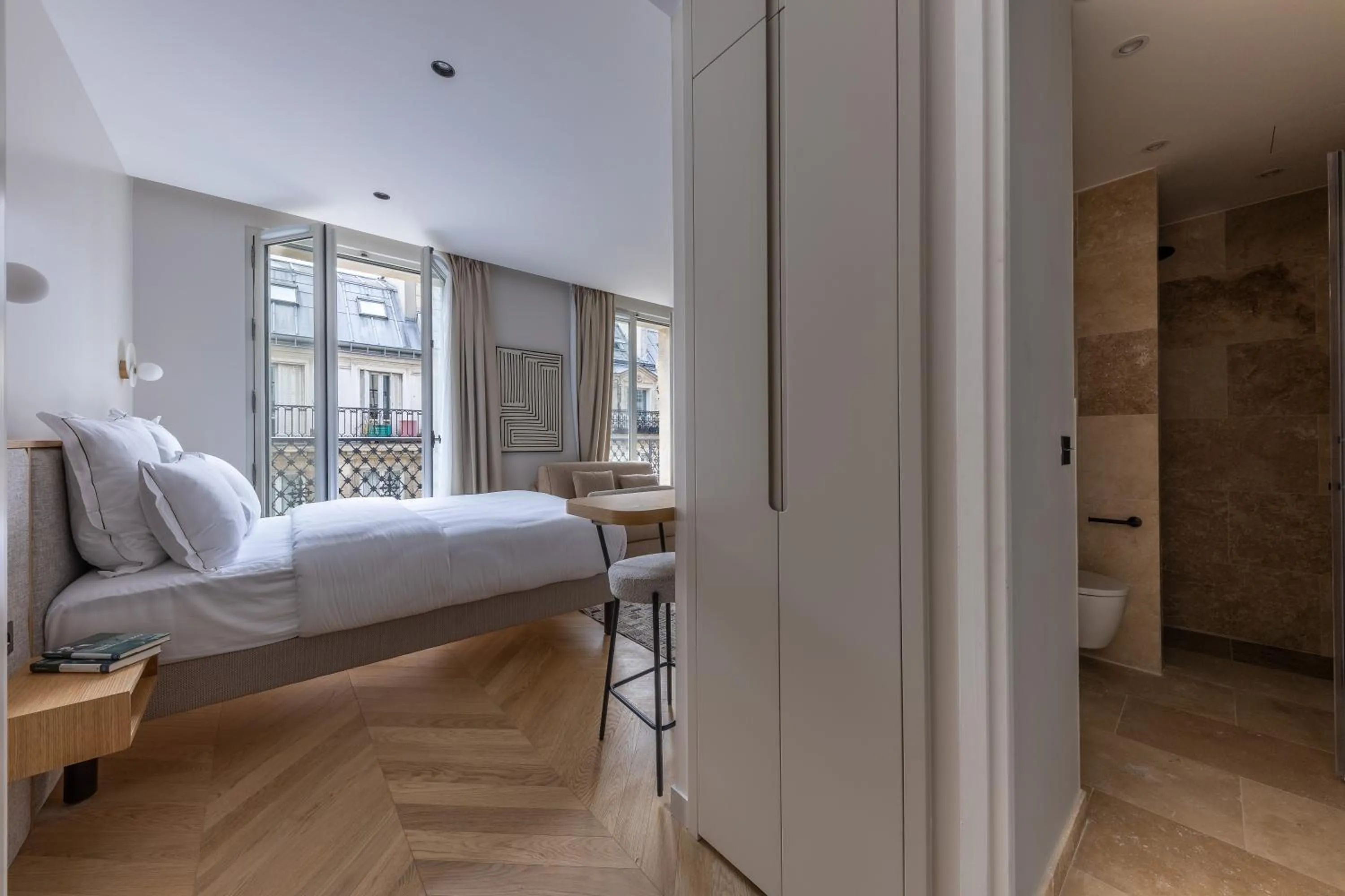 Shower, Bed in Quartier Libre Marais