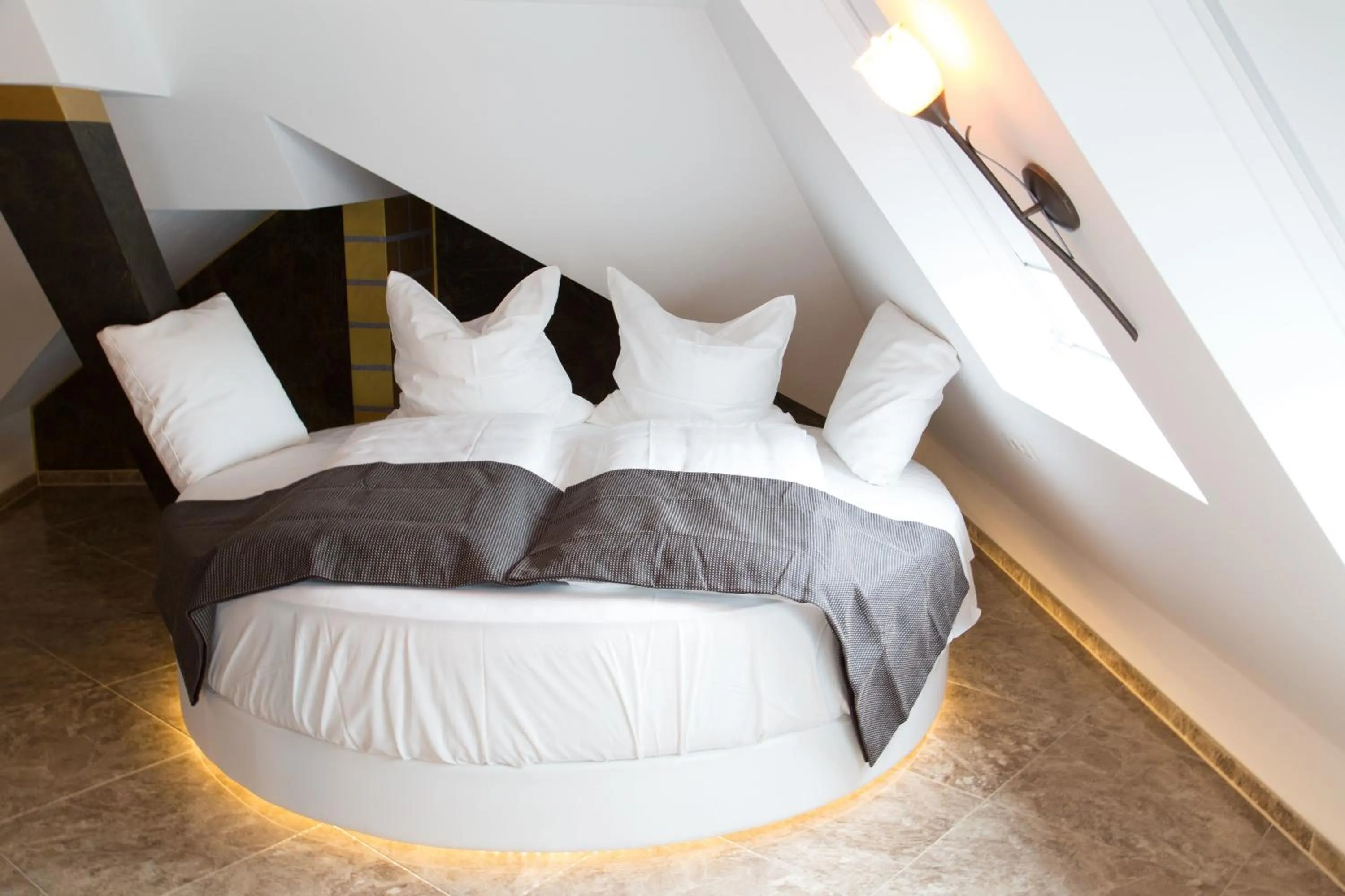 Bed in Alpha & Omega Hotel Stuttgart