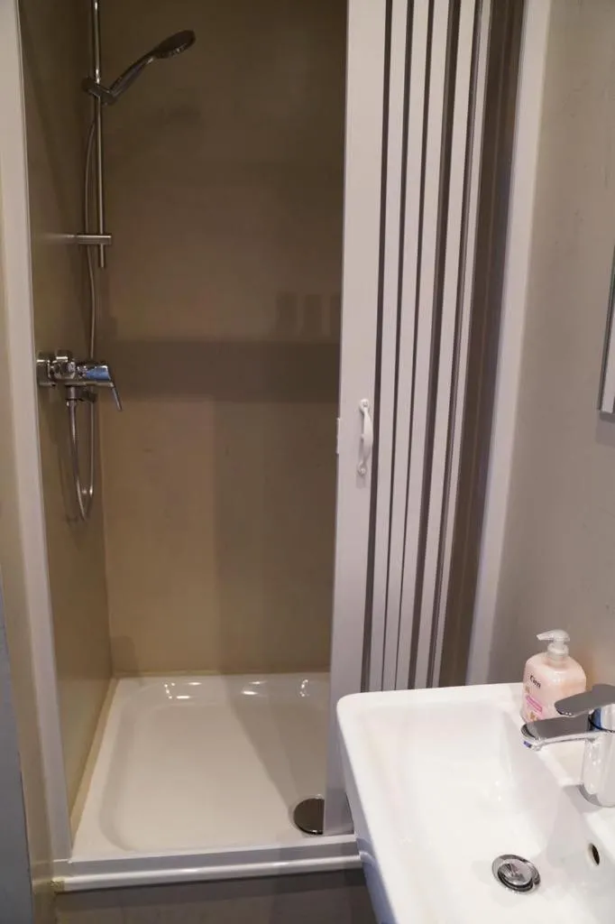 Shower in Millrather Brauhaus