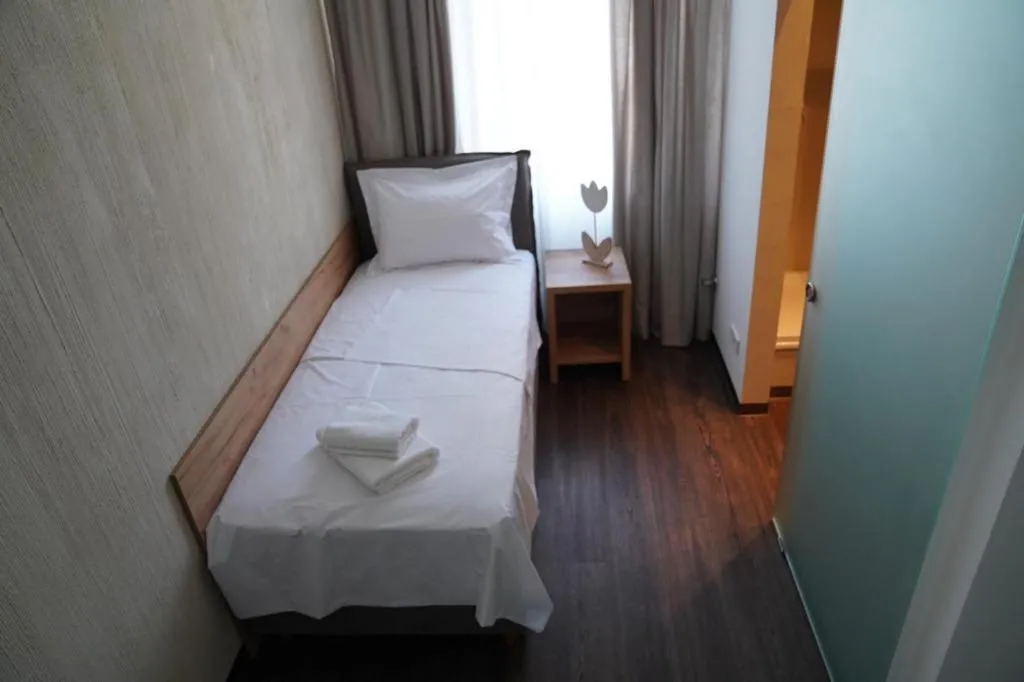 Photo of the whole room, Bed in Millrather Brauhaus