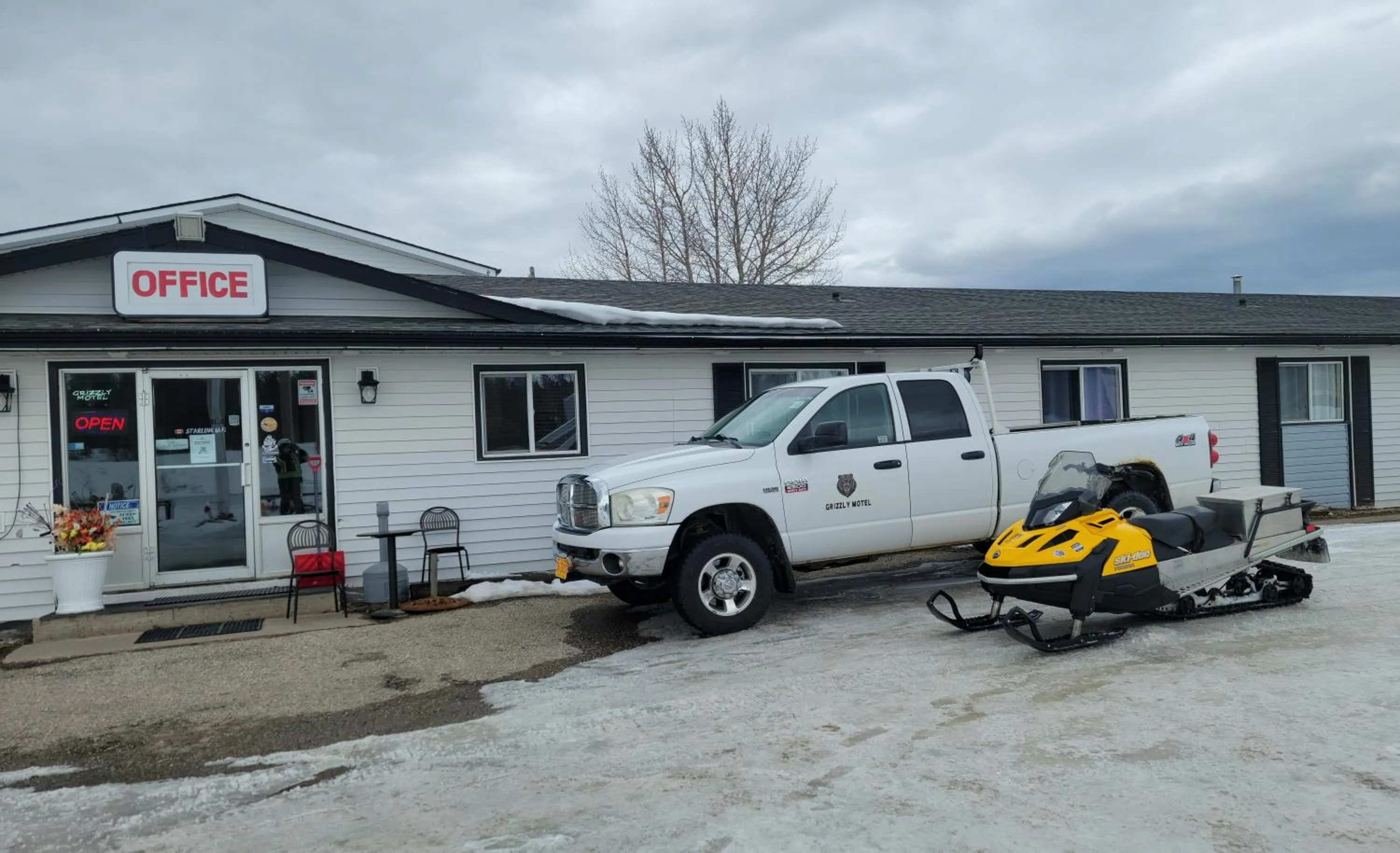 GRIZZLY MOTEL