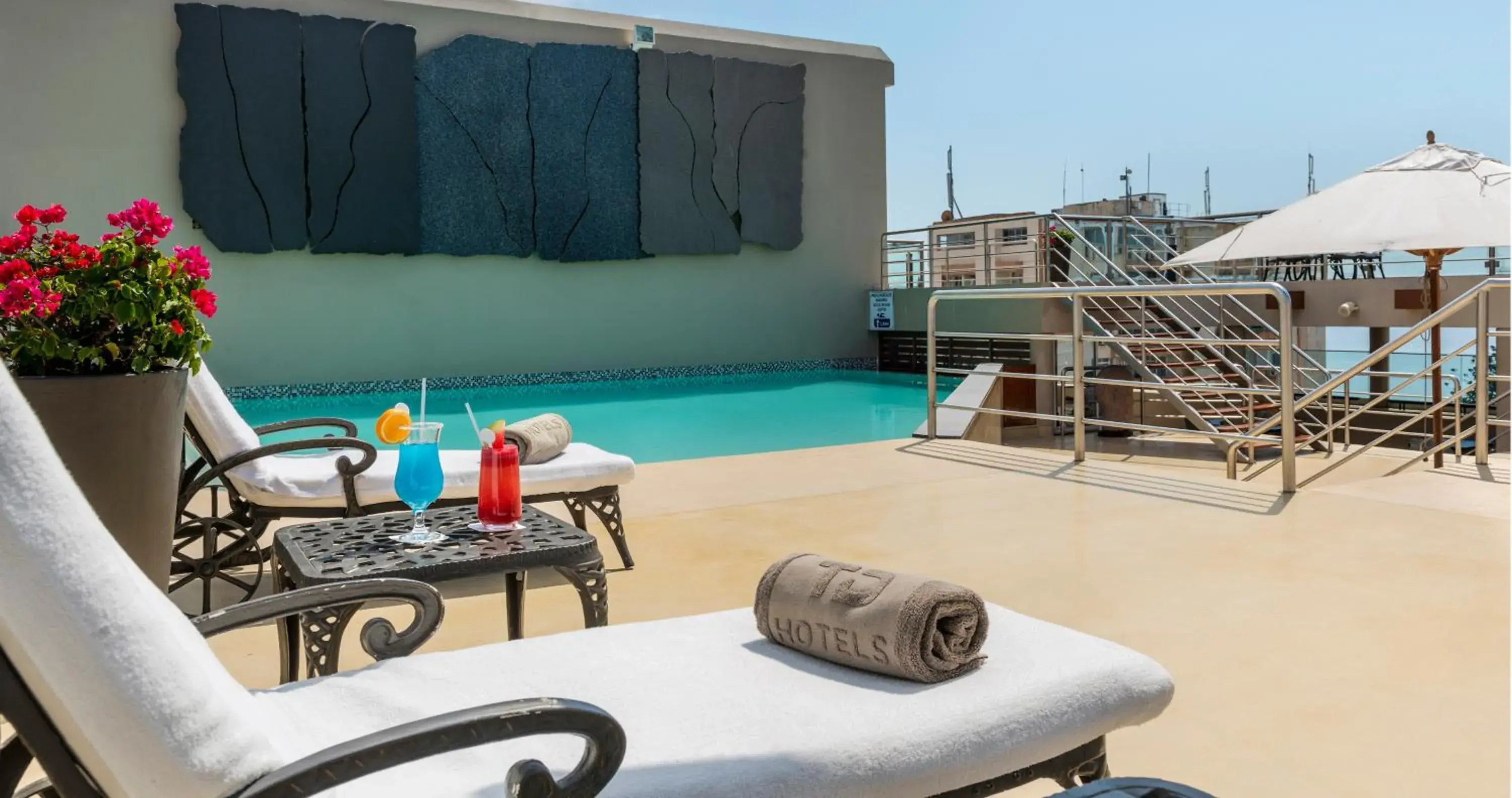 Swimming pool in Hotel Avenida Swimming pool in Hotel Avenida