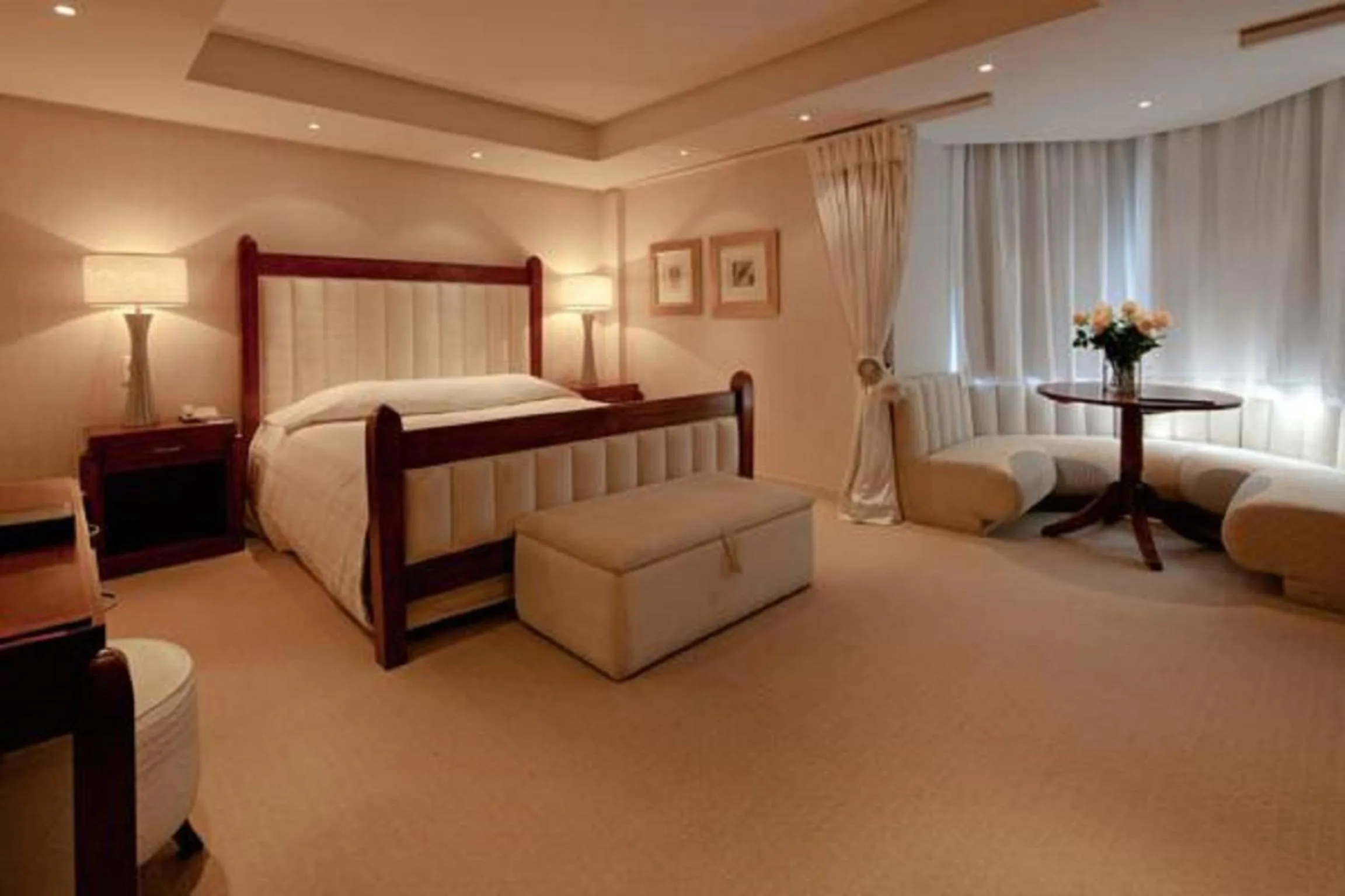 Seating area, Bed in Hotel Avenida