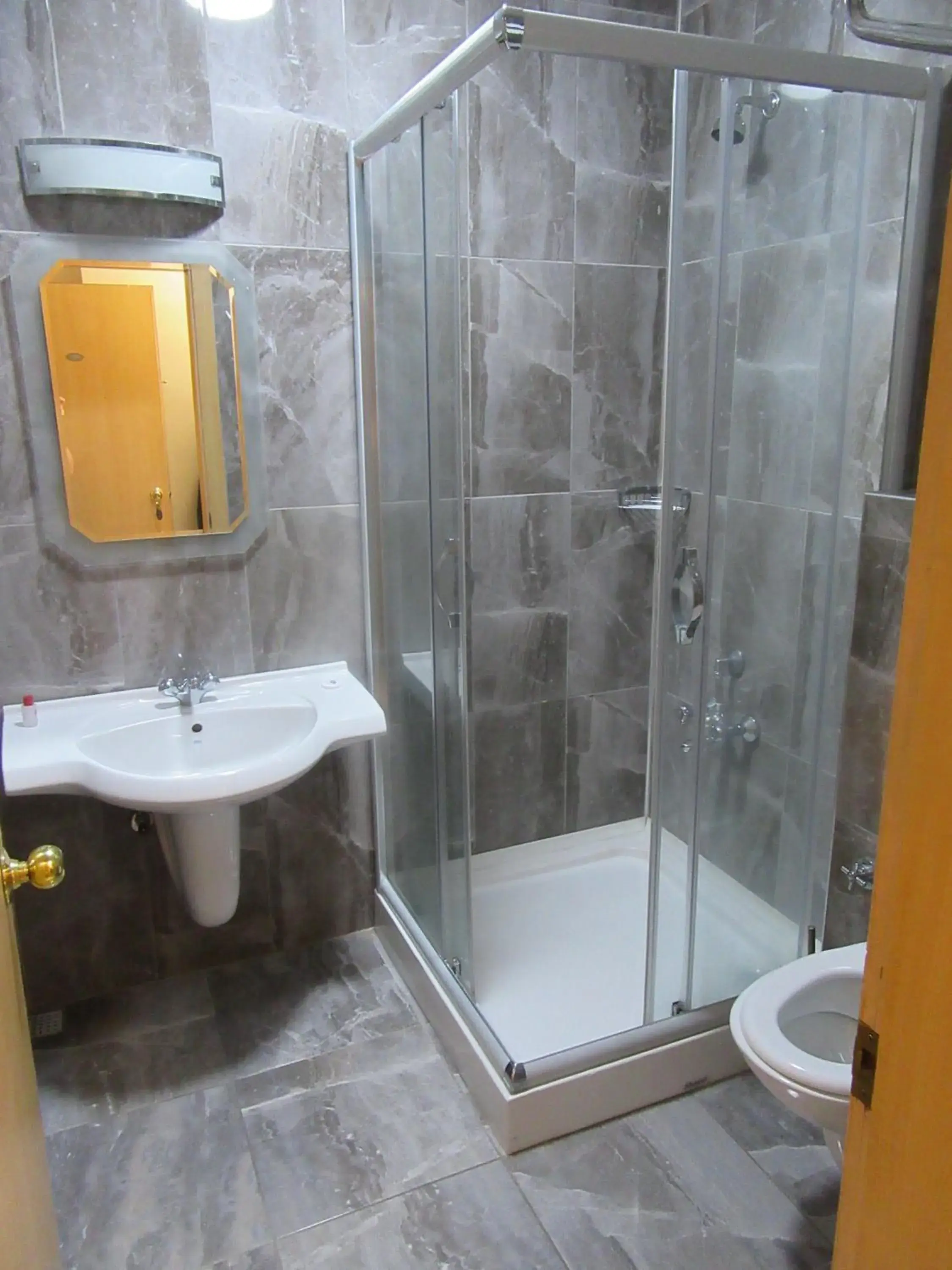 Twin Room with Shower in OTEL AMİLLER Twin Room with Shower in OTEL AMİLLER