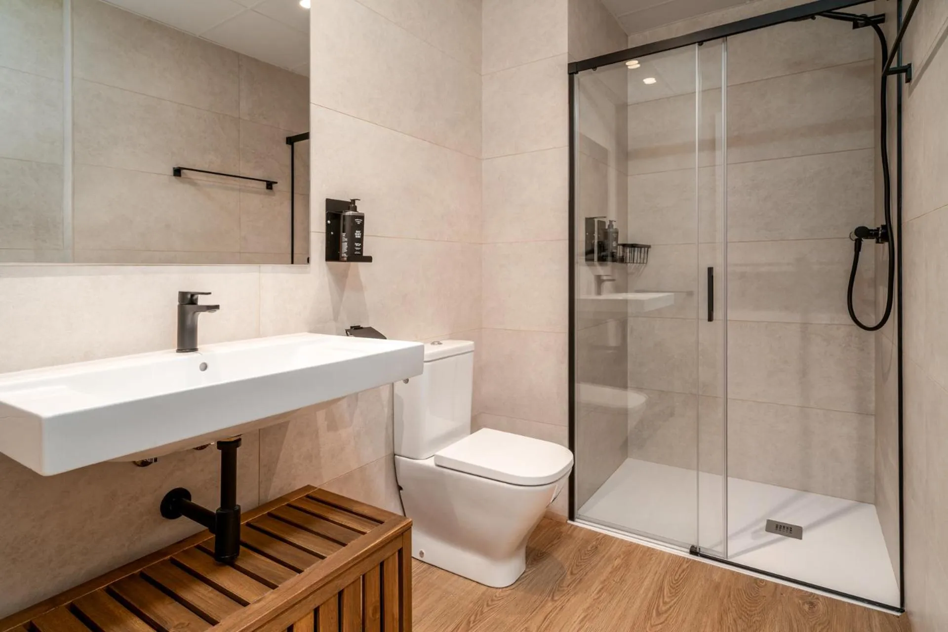 Shower in Limehome Barcelona Plaça Pirineus