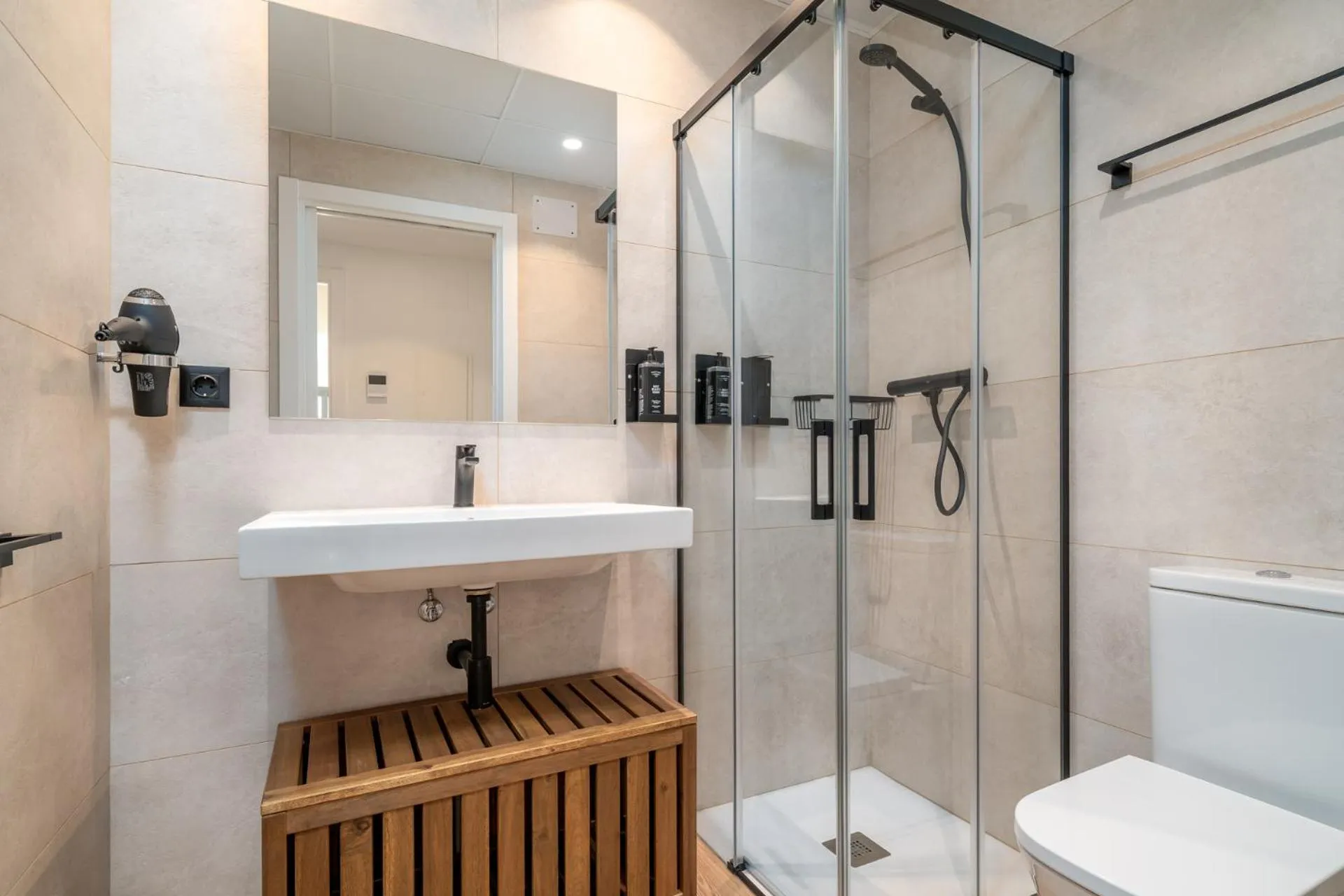 Shower in Limehome Barcelona Plaça Pirineus