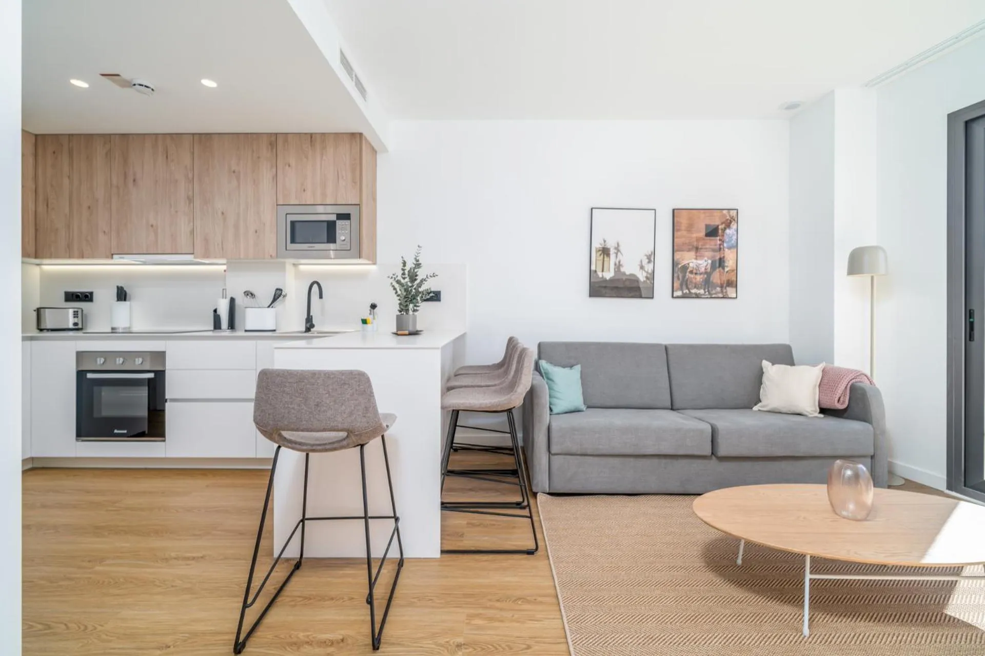 Kitchen or kitchenette in Limehome Barcelona Plaça Pirineus