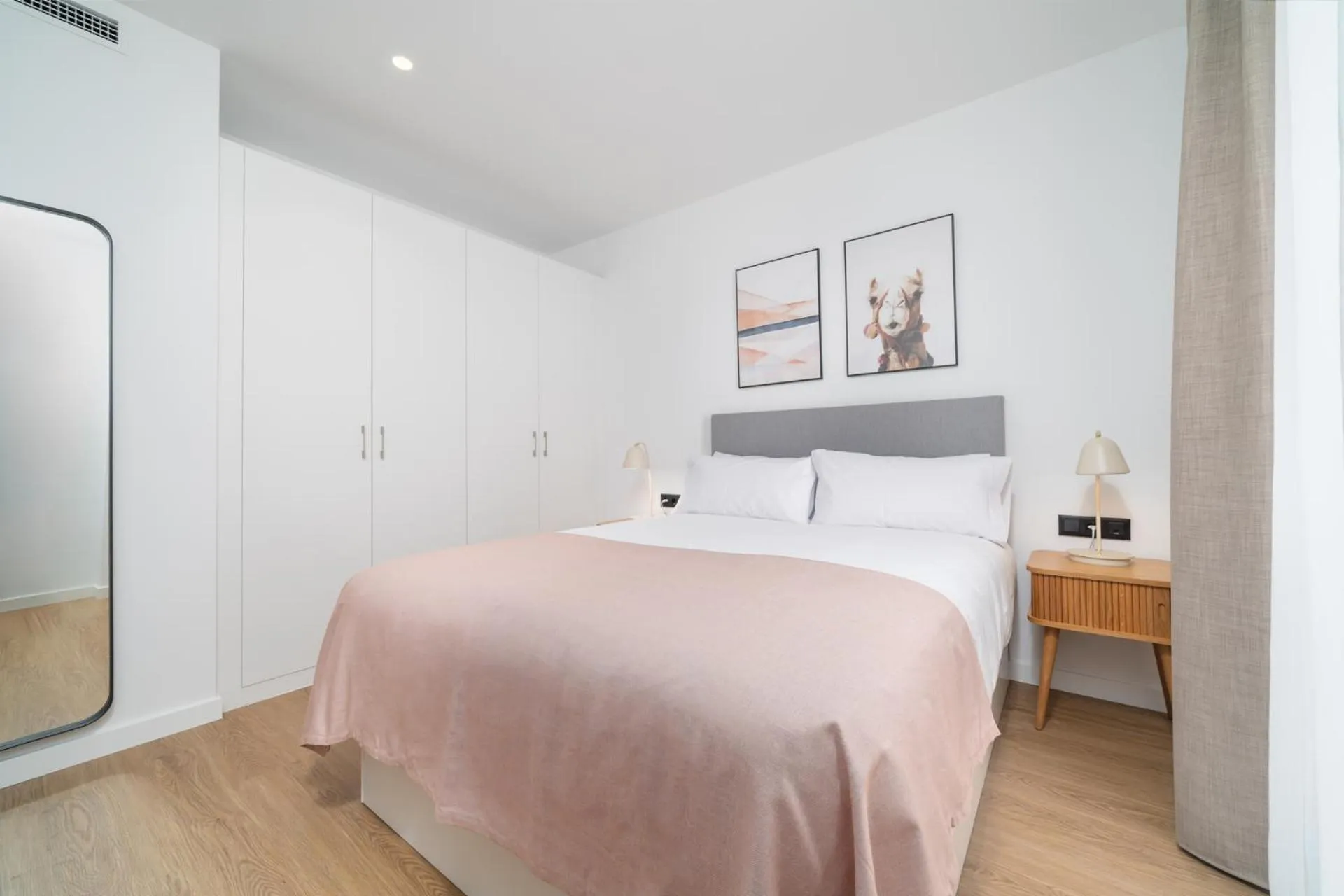 Bed in Limehome Barcelona Plaça Pirineus