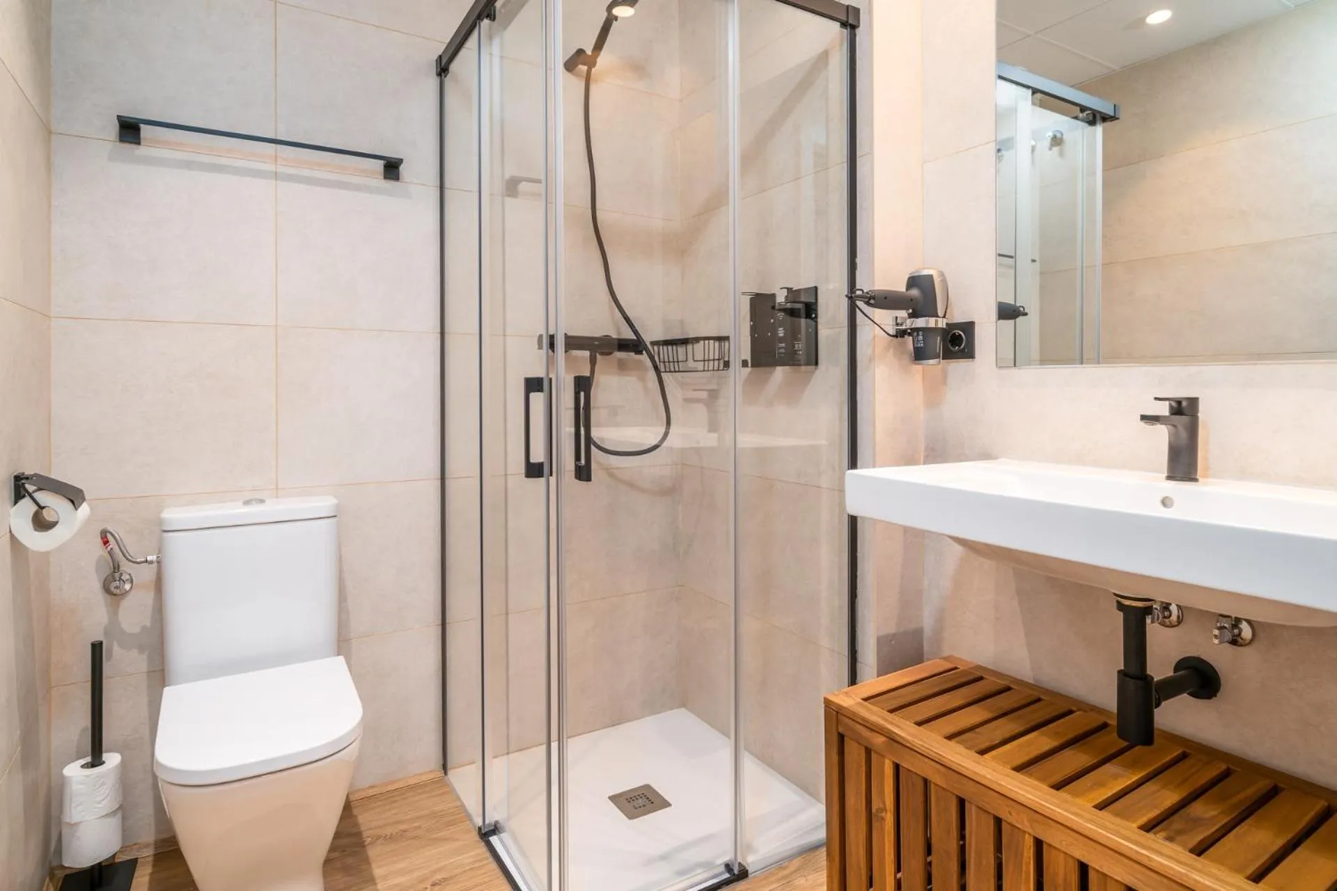 Shower in Limehome Barcelona Plaça Pirineus