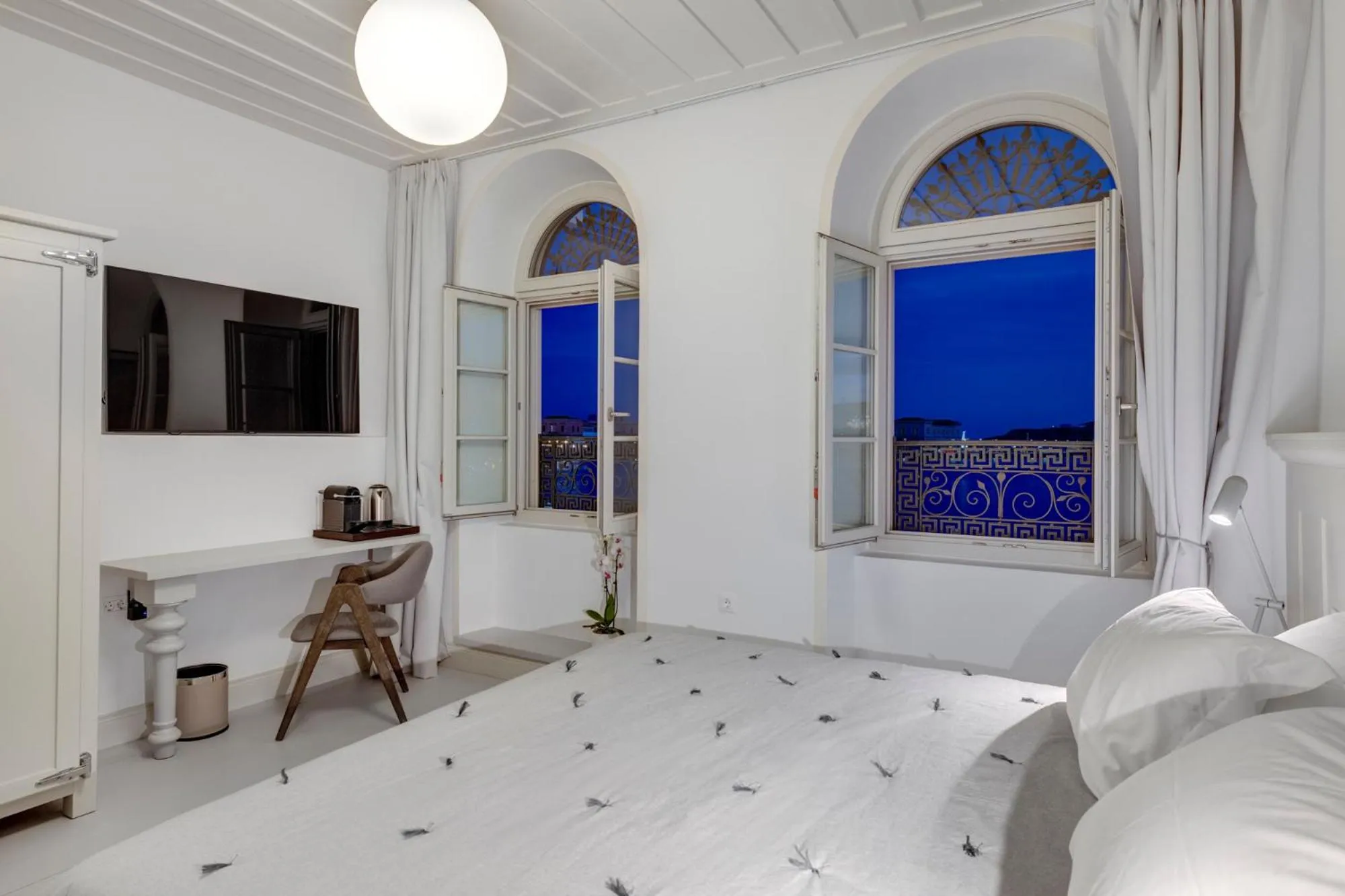 Photo of the whole room, Bed in Skylight