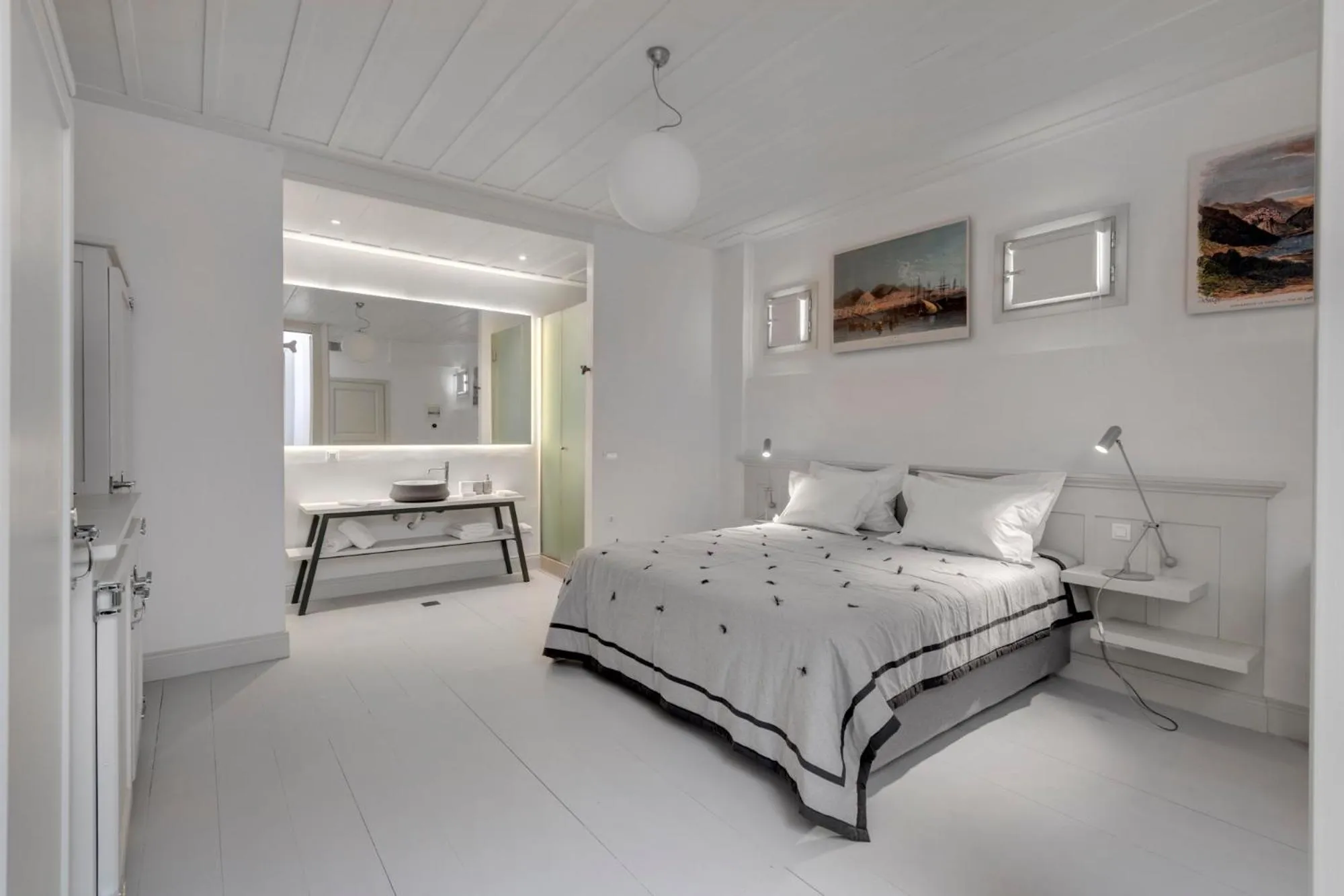 Photo of the whole room, Bed in Skylight