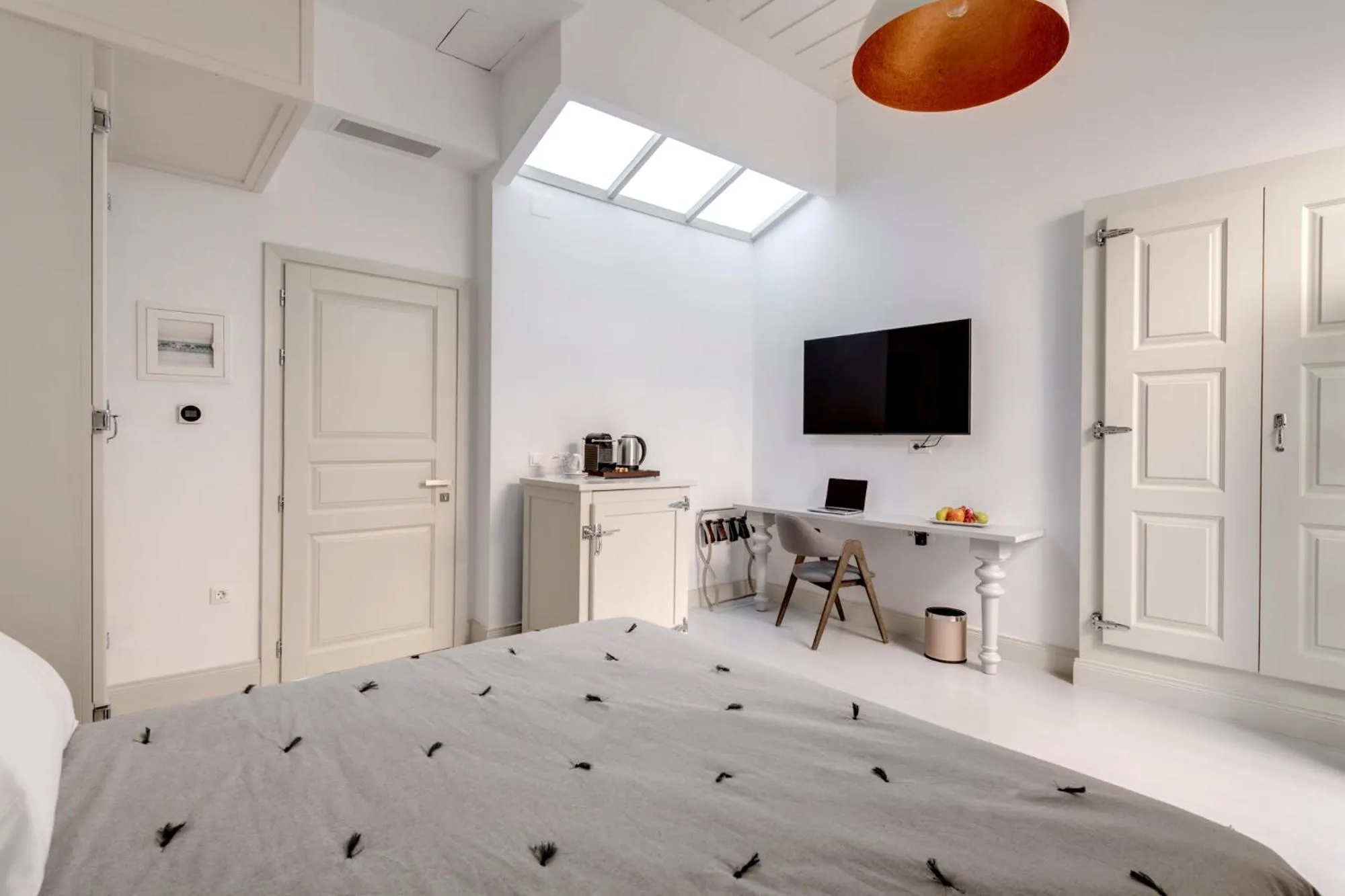 Photo of the whole room, Bed in Skylight
