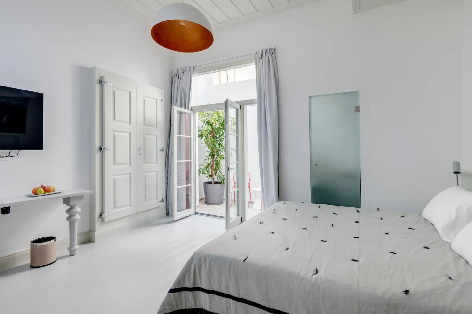 Photo of the whole room, Bed in Skylight