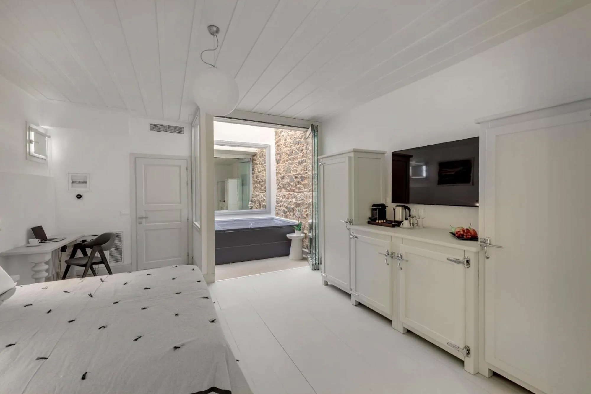 Photo of the whole room, Bed in Skylight