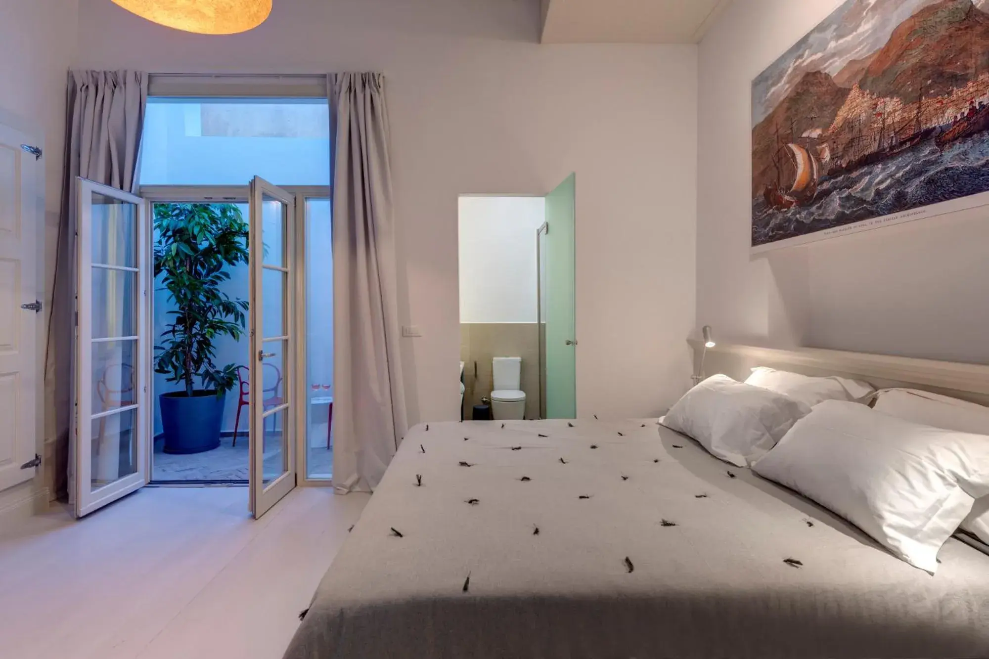 Photo of the whole room, Bed in Skylight Photo of the whole room, Bed in Skylight