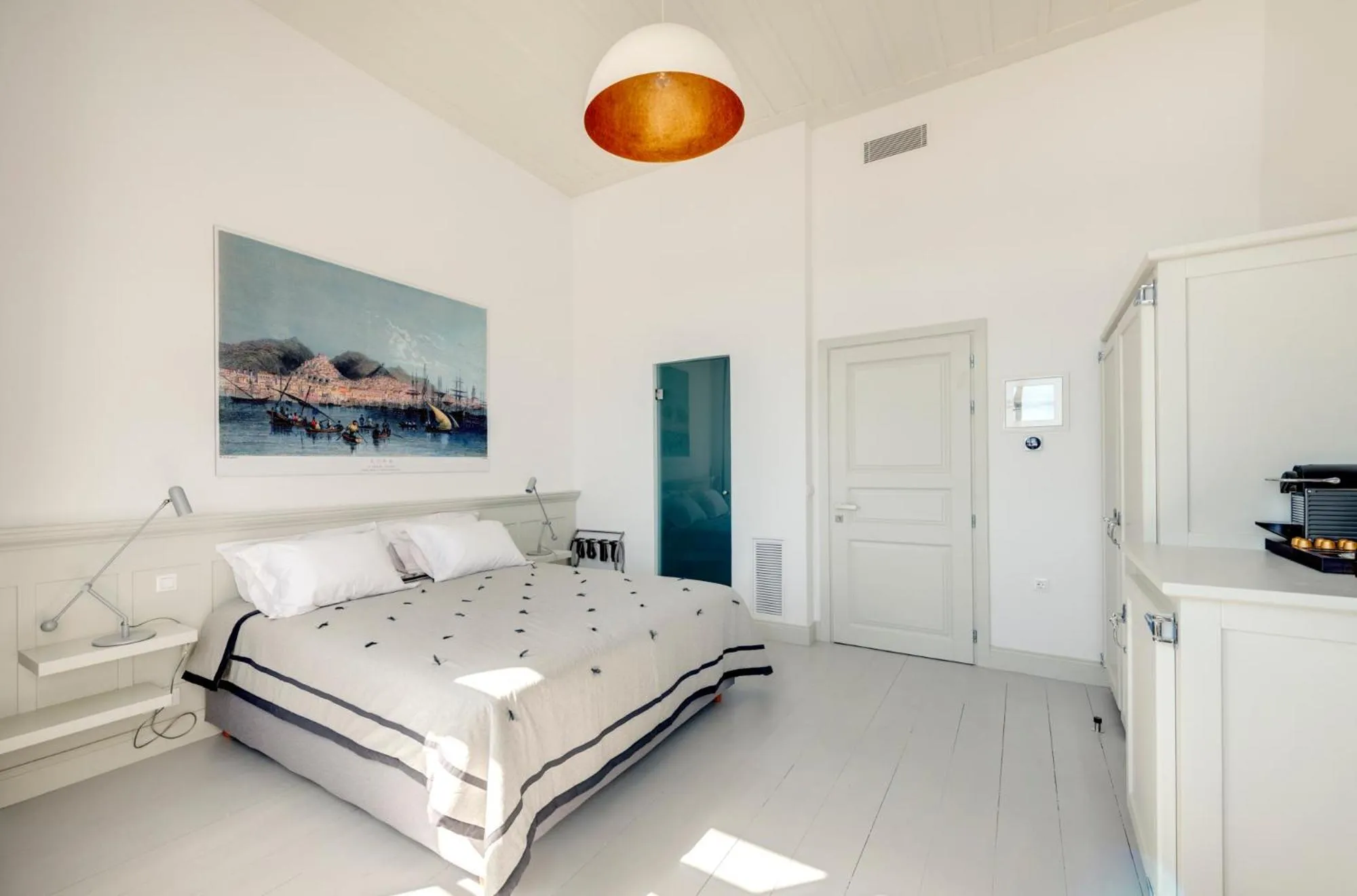 Photo of the whole room, Bed in Skylight