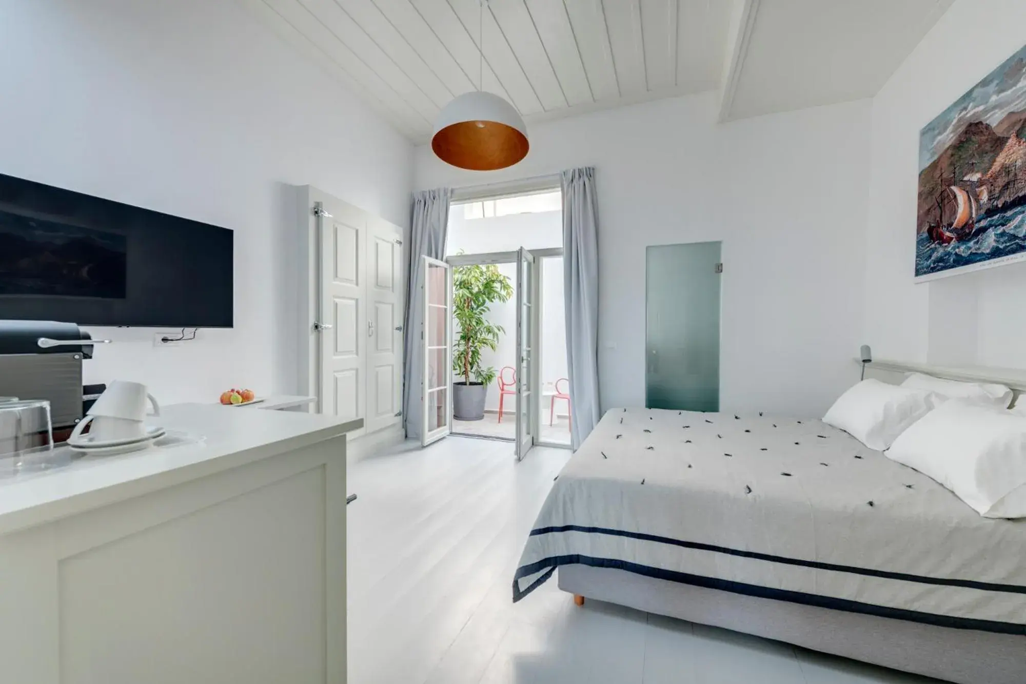 Photo of the whole room, Bed in Skylight Photo of the whole room, Bed in Skylight