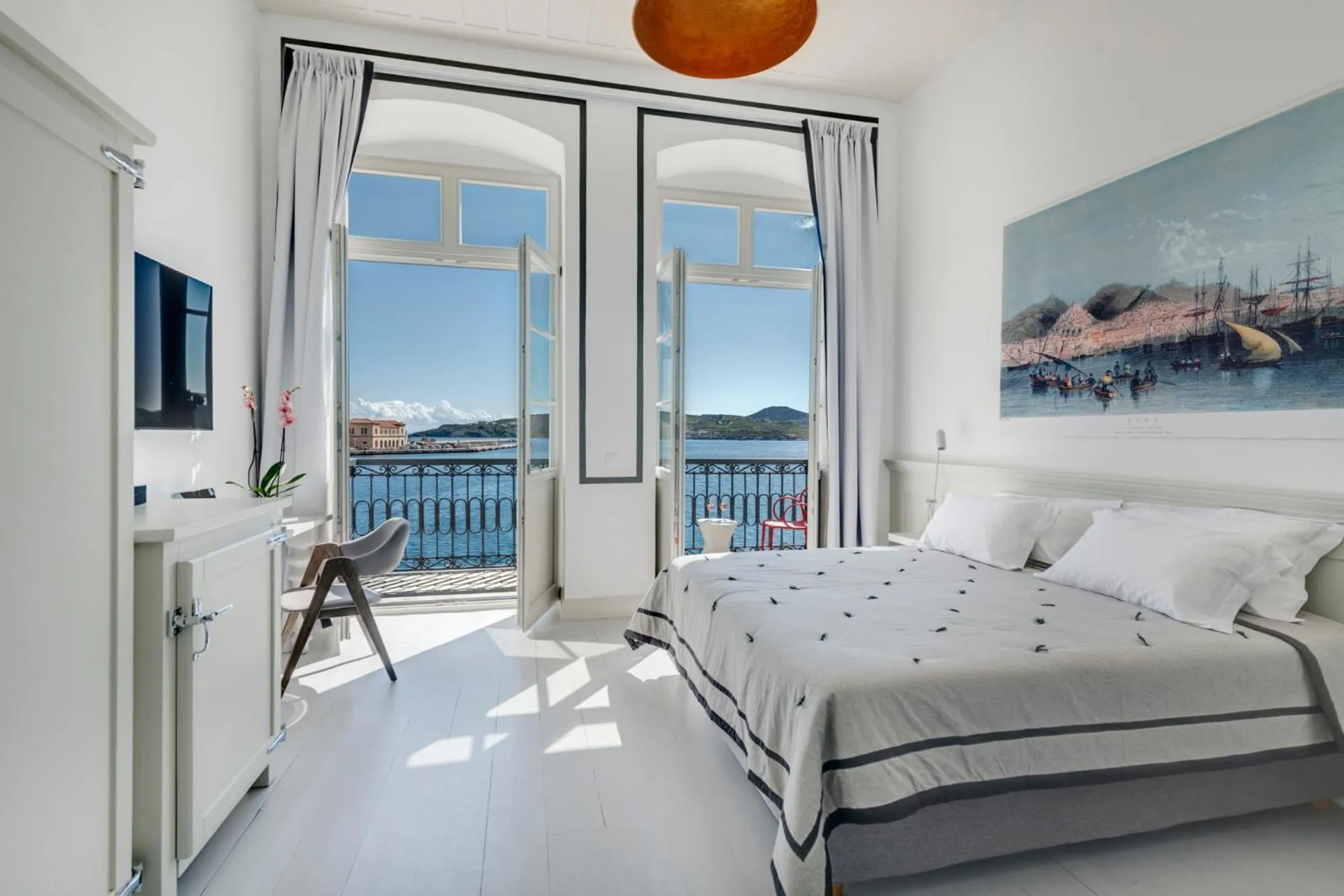 Photo of the whole room, Bed in Skylight