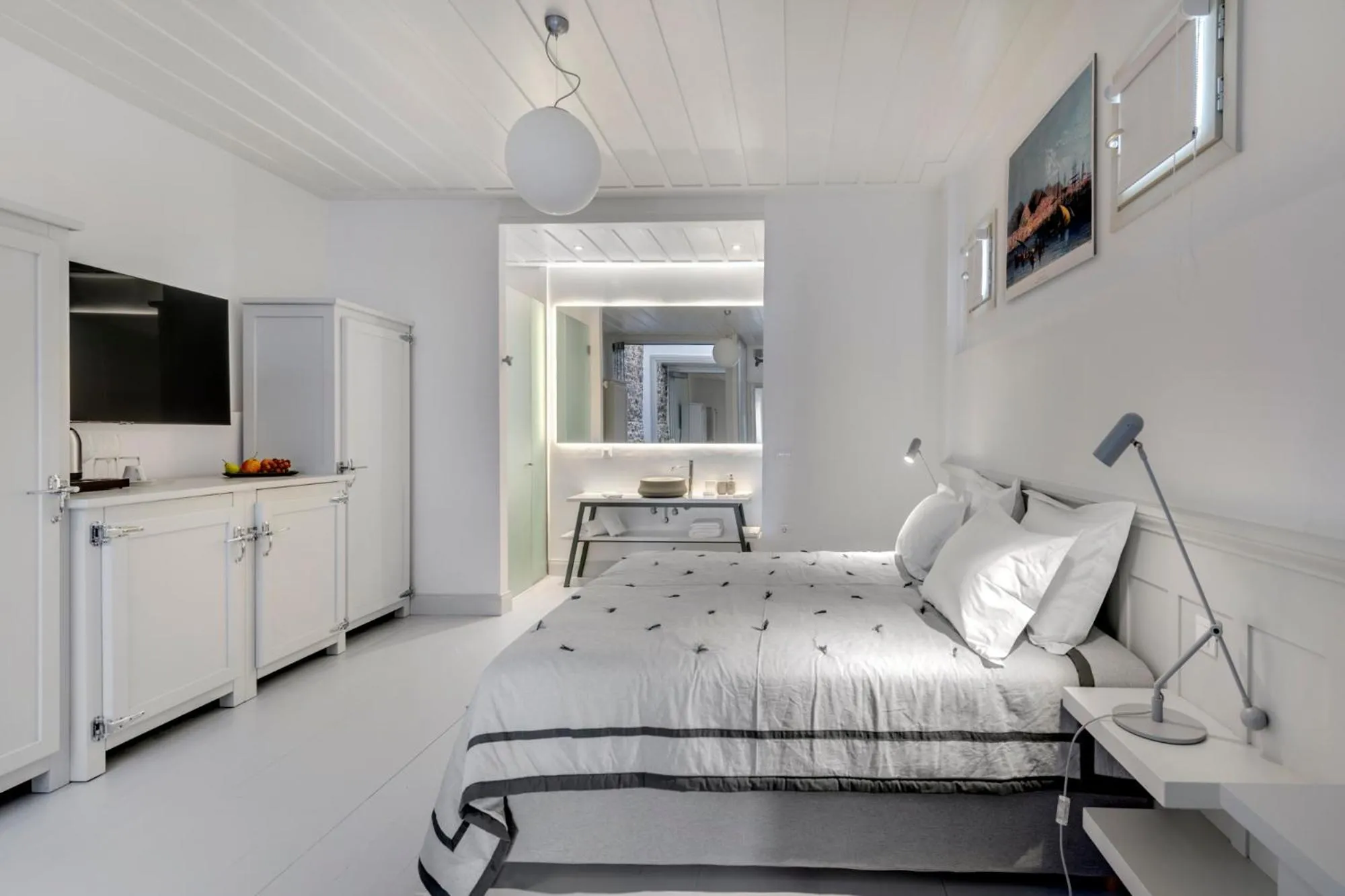 Photo of the whole room, Bed in Skylight