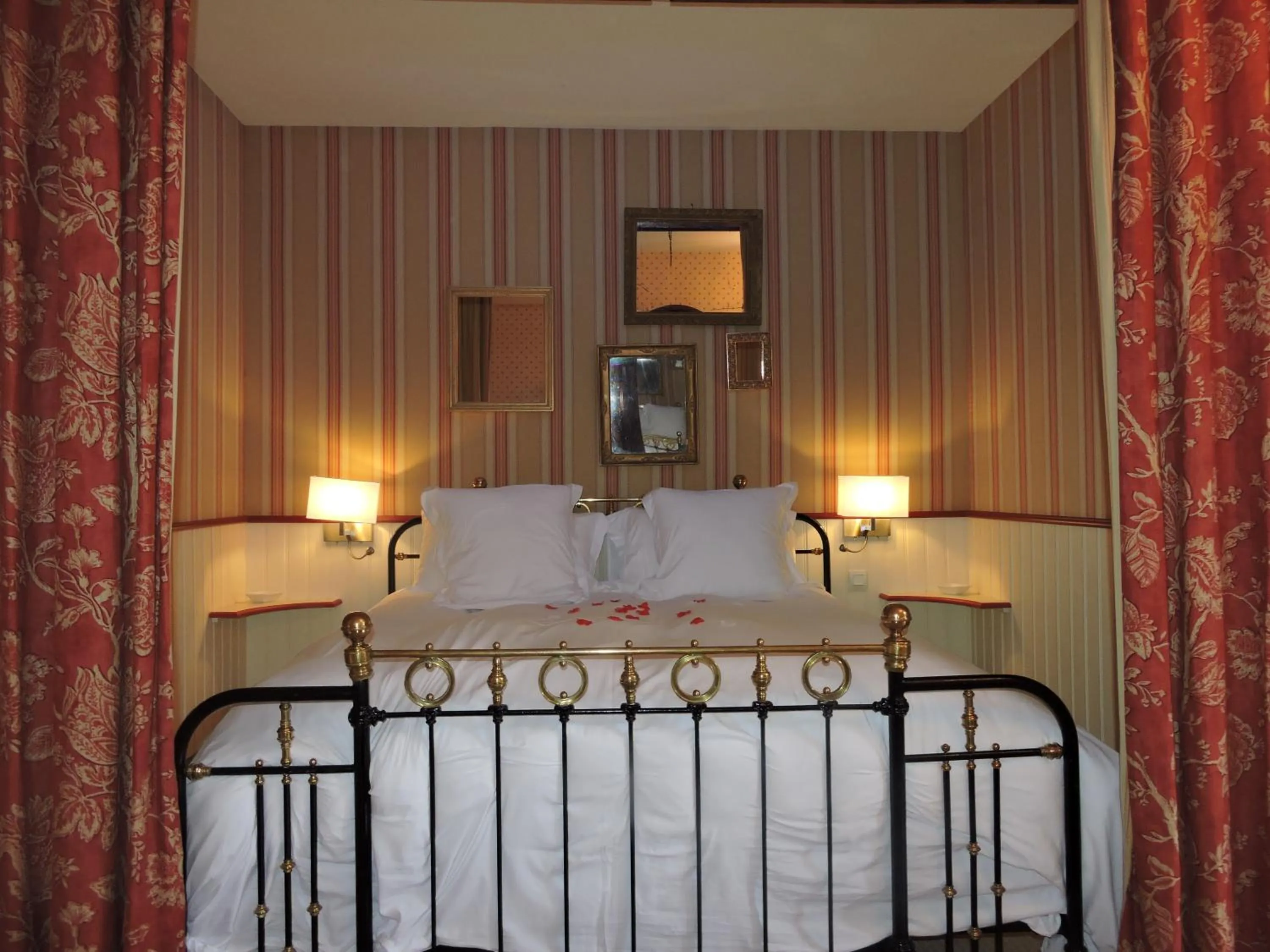 Bed in Le Domaine de Mestré, The Originals Relais
