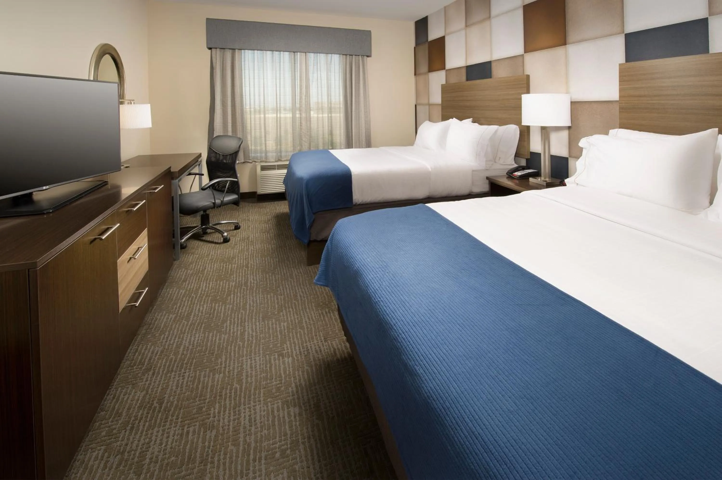 Photo of the whole room, Bed in Holiday Inn Express Hotel & Suites Waco South by IHG
