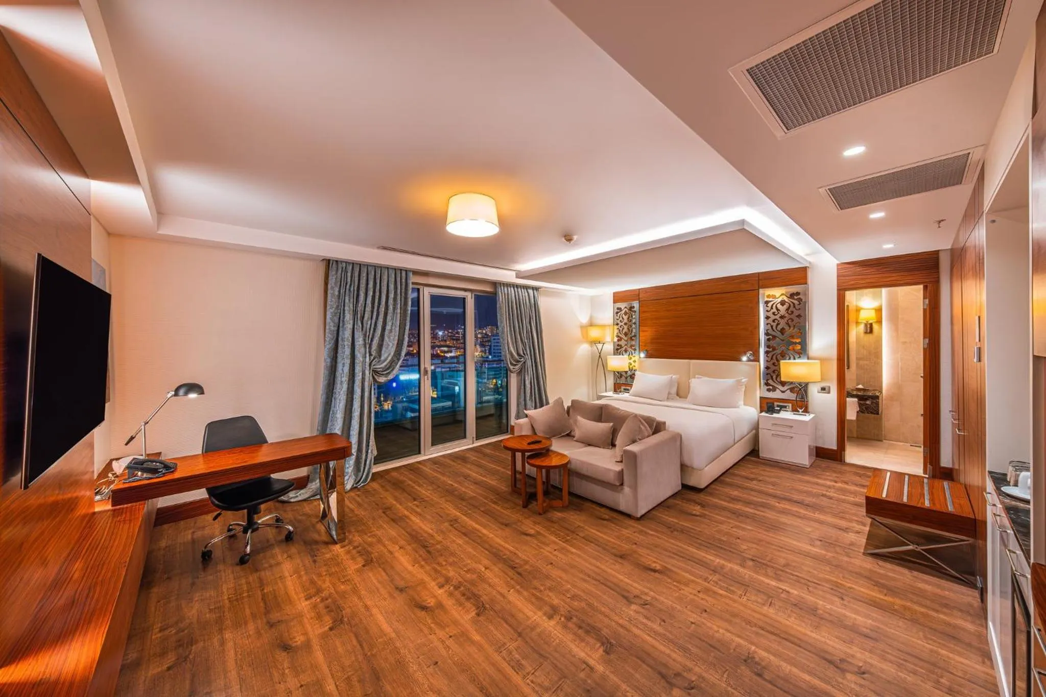 Photo of the whole room, Bed in Holiday Inn Ankara - Cukurambar by IHG