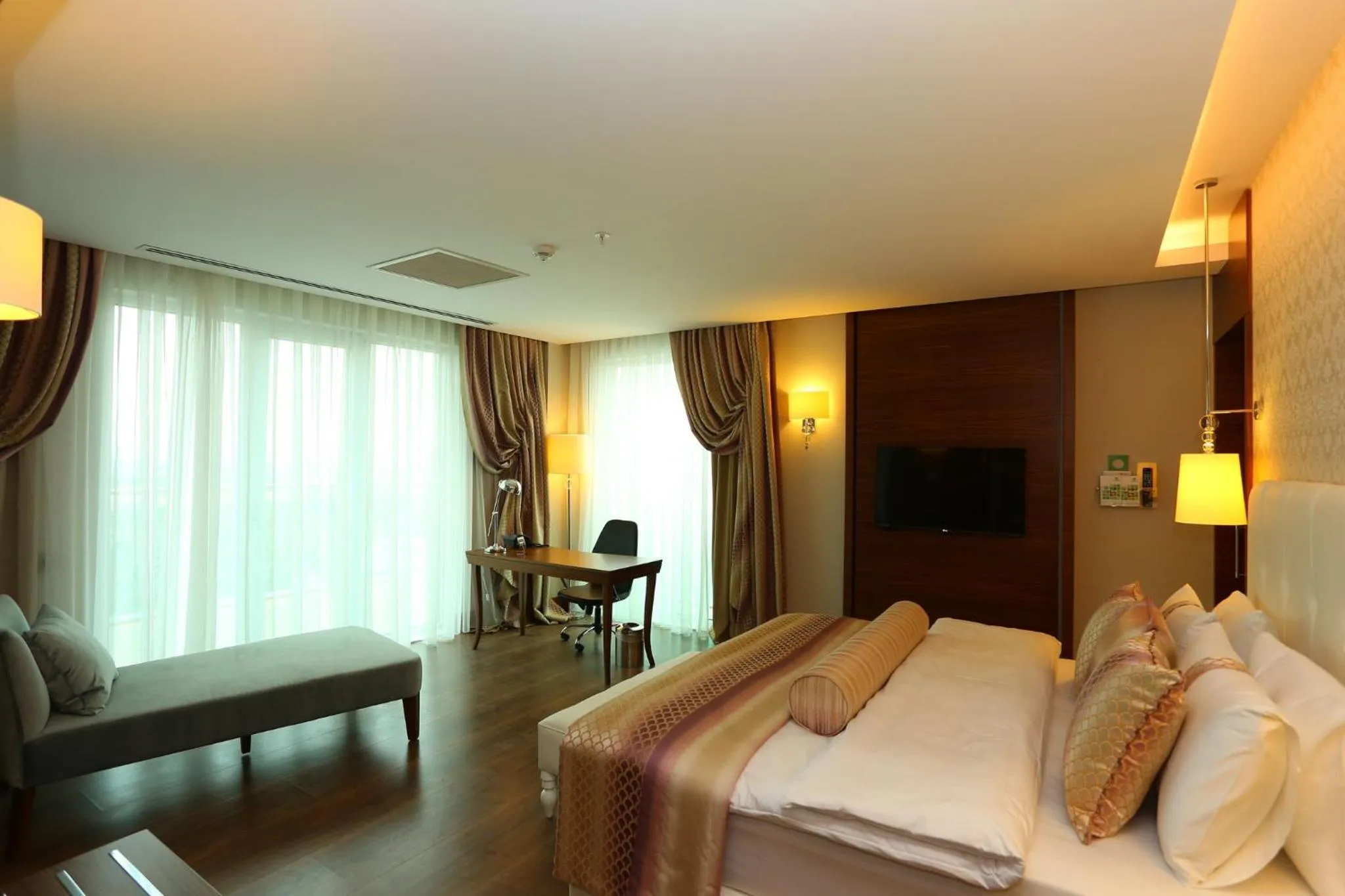 Photo of the whole room, Bed in Holiday Inn Ankara - Cukurambar by IHG